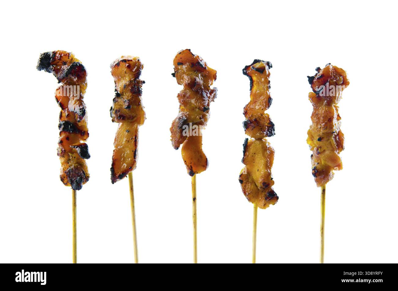 Cinque saté bastoncini di pollo su sfondo bianco Foto Stock