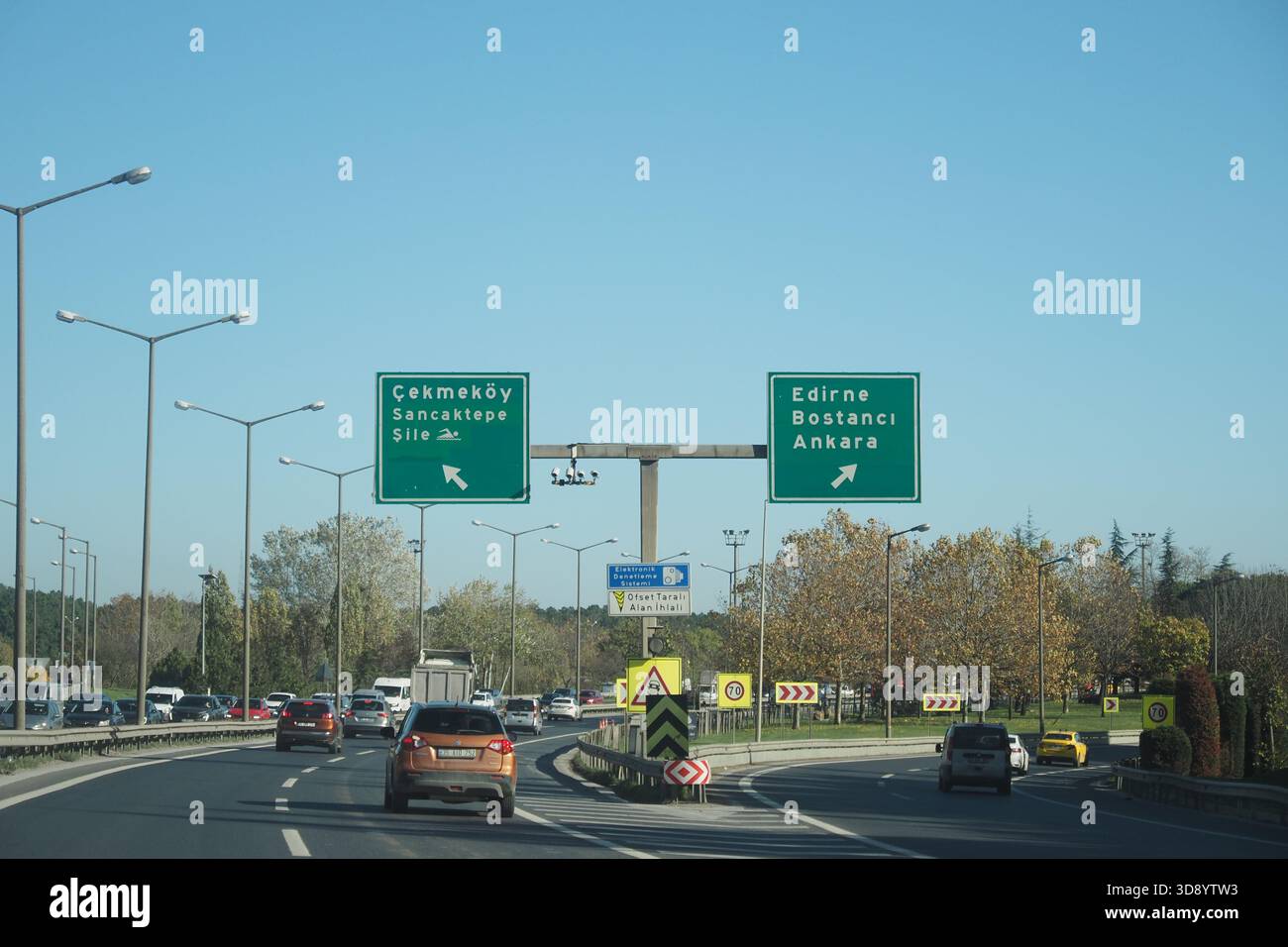 turchia istanbul 27 maggio 2025. I segnali stradali guidano i conducenti su una strada trafficata in Turchia Foto Stock
