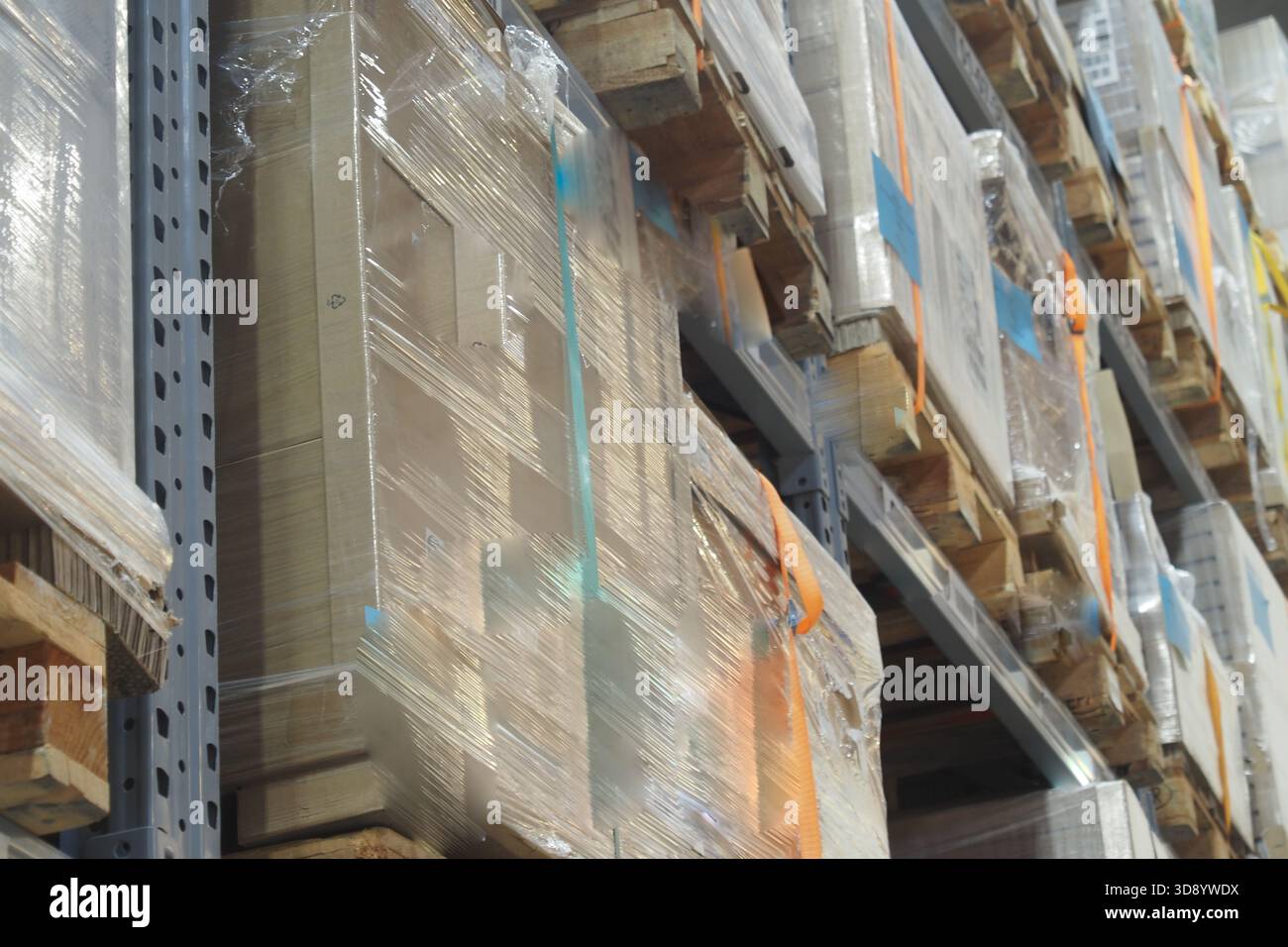 Pallet impilati di merci in un magazzino Foto Stock