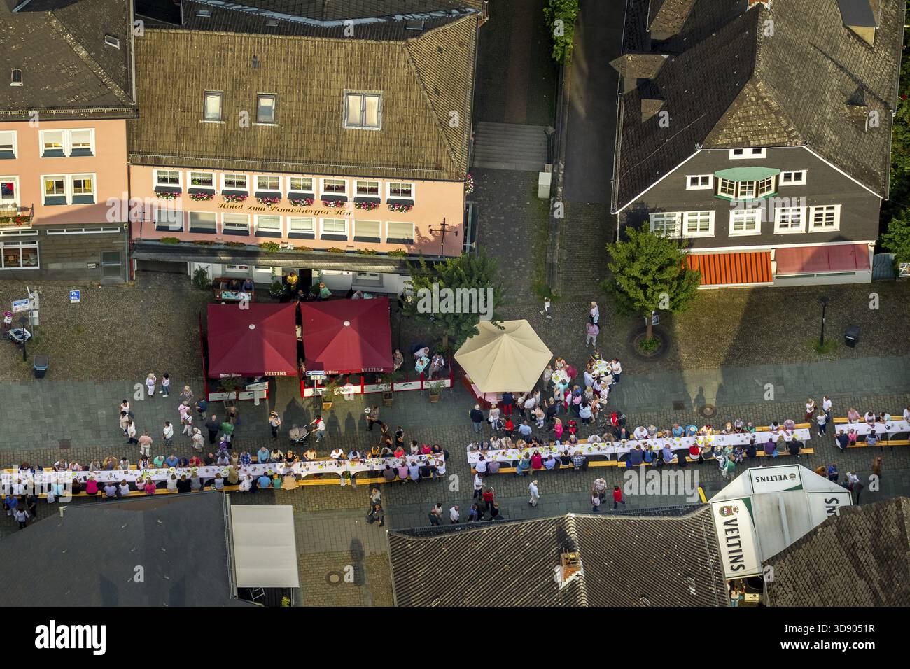2) Volksbank AltstadtDinner sul sentiero di pietra Alter Markt, Altstadt von Arnsberg, Tireihe, Arnsberg, Sauerland, Renania settentrionale-Vestfalia, Germania, Europa, A. Foto Stock
