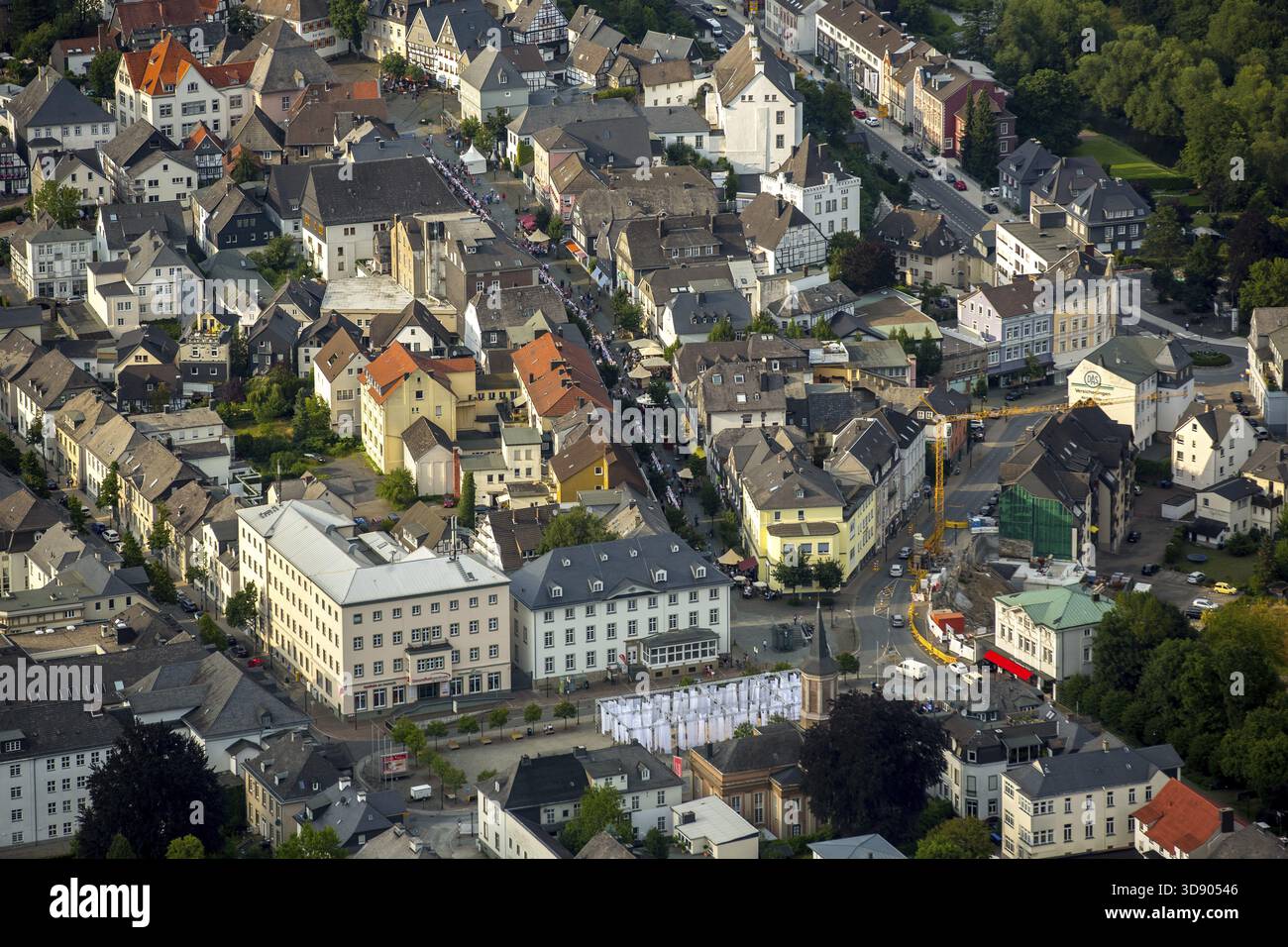 Installazione artistica su Neumarkt per la 19esima estate di arte ad Arnsberg, 2nd Volksbank AltstadtDinner su sentiero pietroso Alter Markt, città vecchia di Arnsberg, Tab Foto Stock