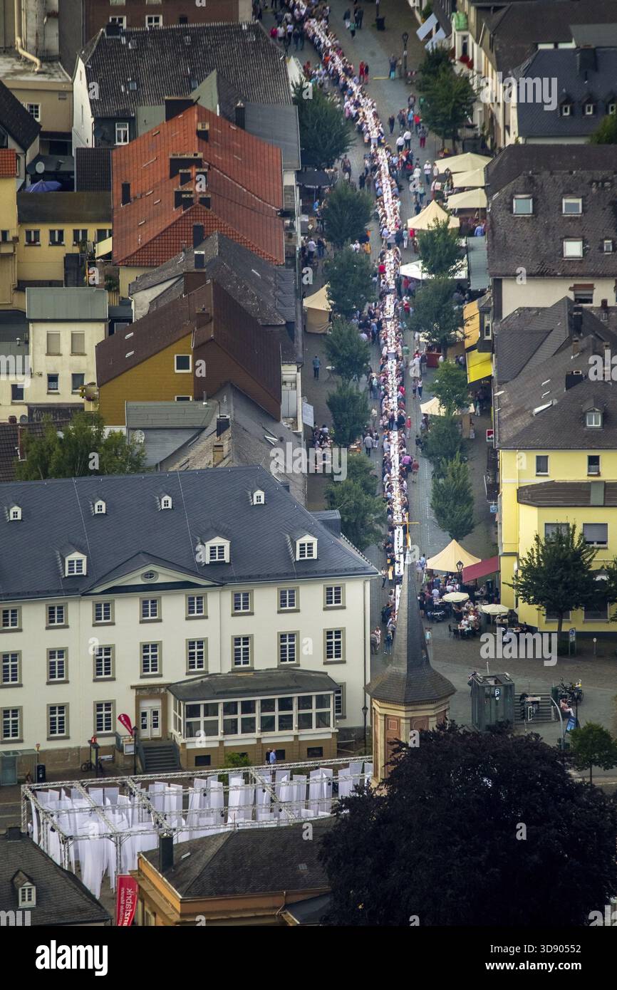 Installazione artistica su Neumarkt per la 19esima estate di arte ad Arnsberg, 2nd Volksbank AltstadtDinner su sentiero pietroso Alter Markt, città vecchia di Arnsberg, Tab Foto Stock