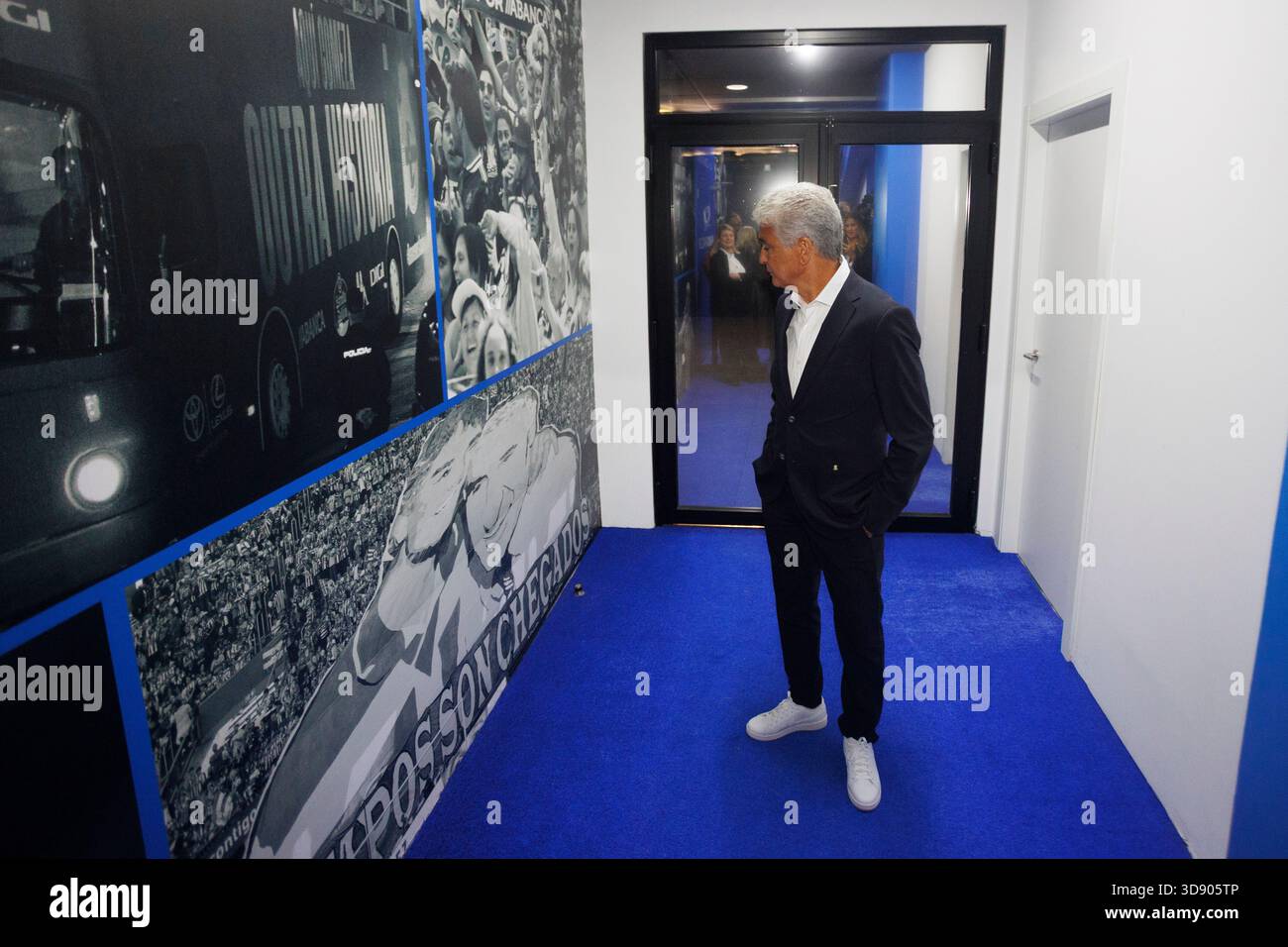 Coruna, spagna novembre 26,2025. Bebeto, ex stella del calcio, guarda murales storici e cimeli che mostrano momenti di calcio a riazor Foto Stock