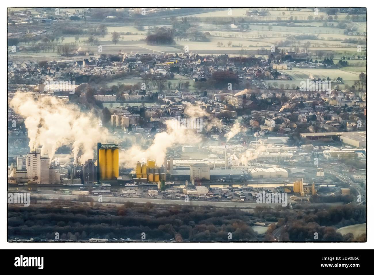 Hammer Hafen, Oelmuehle Broekelmann, canale Datteln-Hamm, foschia mattutina, nuvole di fumo, Hamm, regione della Ruhr, Renania settentrionale-Vestfalia, Germania, DE, Europa, aer Foto Stock