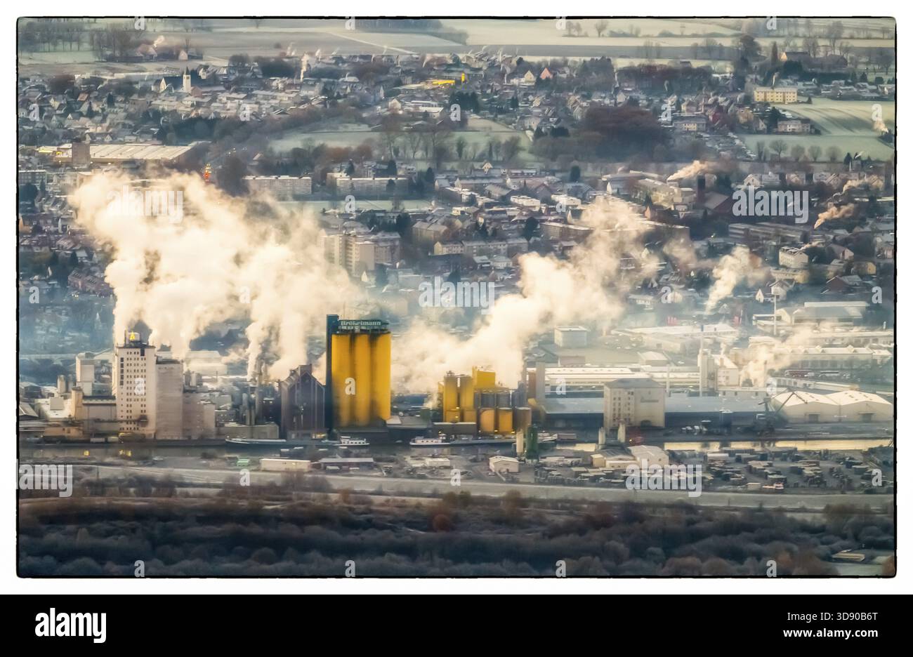 Hammer Hafen, Oelmuehle Broekelmann, canale Datteln-Hamm, foschia mattutina, nuvole di fumo, Hamm, regione della Ruhr, Renania settentrionale-Vestfalia, Germania, DE, Europa, aer Foto Stock
