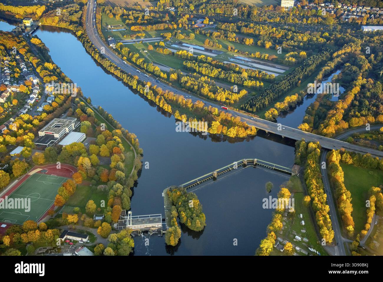 Ruhr Confluence Volme: Centrale elettrica e diga di Stiftsmuehle con arrampicata e chiusa dei pesci, Friedrich-Harkort-Gymnasium e barriere acustiche di scarsa qualità alla A1, Hengsteys Foto Stock