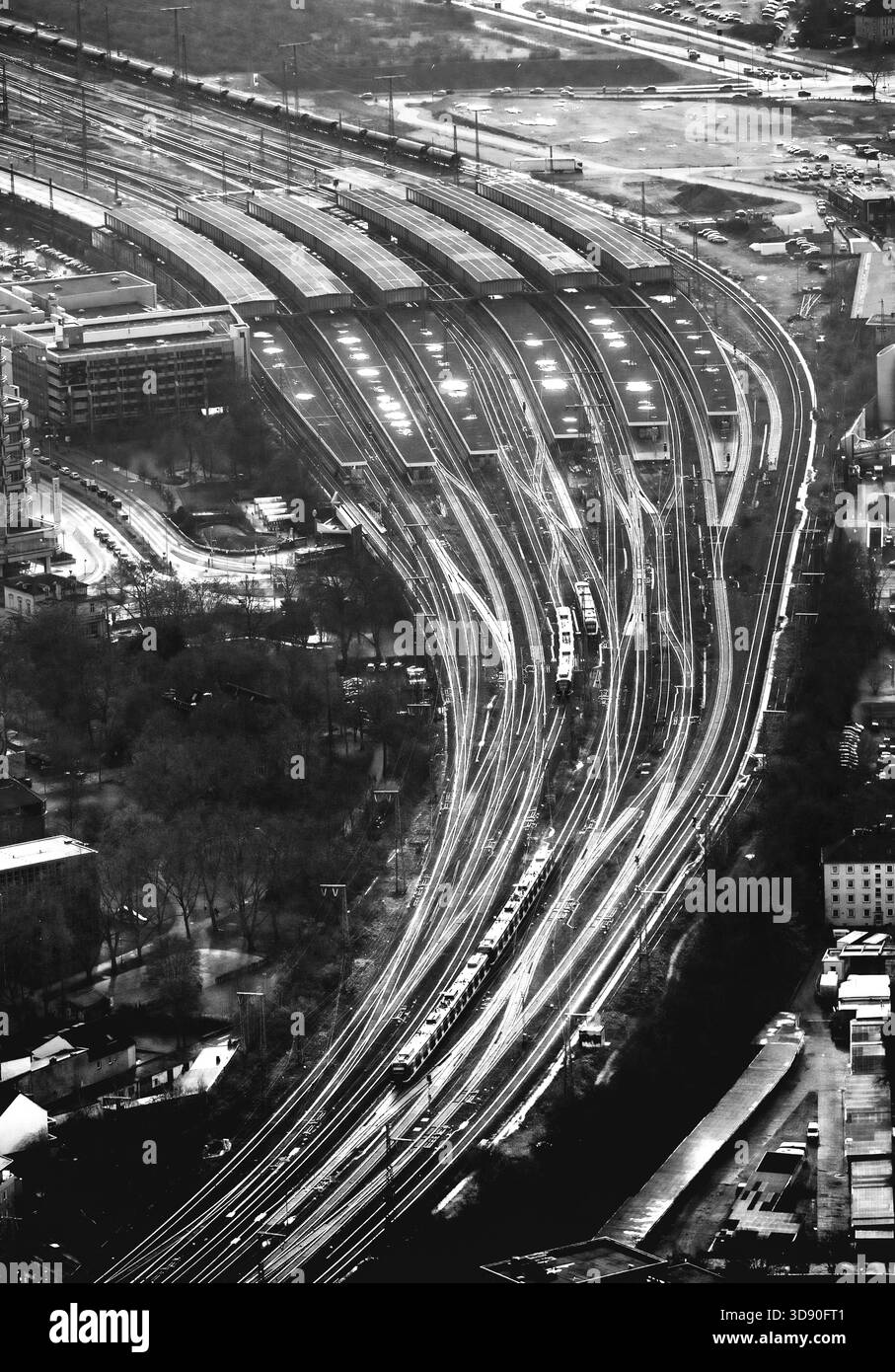 Stazione centrale di Duisburg con arpa e piattaforme, Duisburg, regione della Ruhr, Renania settentrionale-Vestfalia, Germania, Europa, vista aerea, vista a volo d'uccello Foto Stock