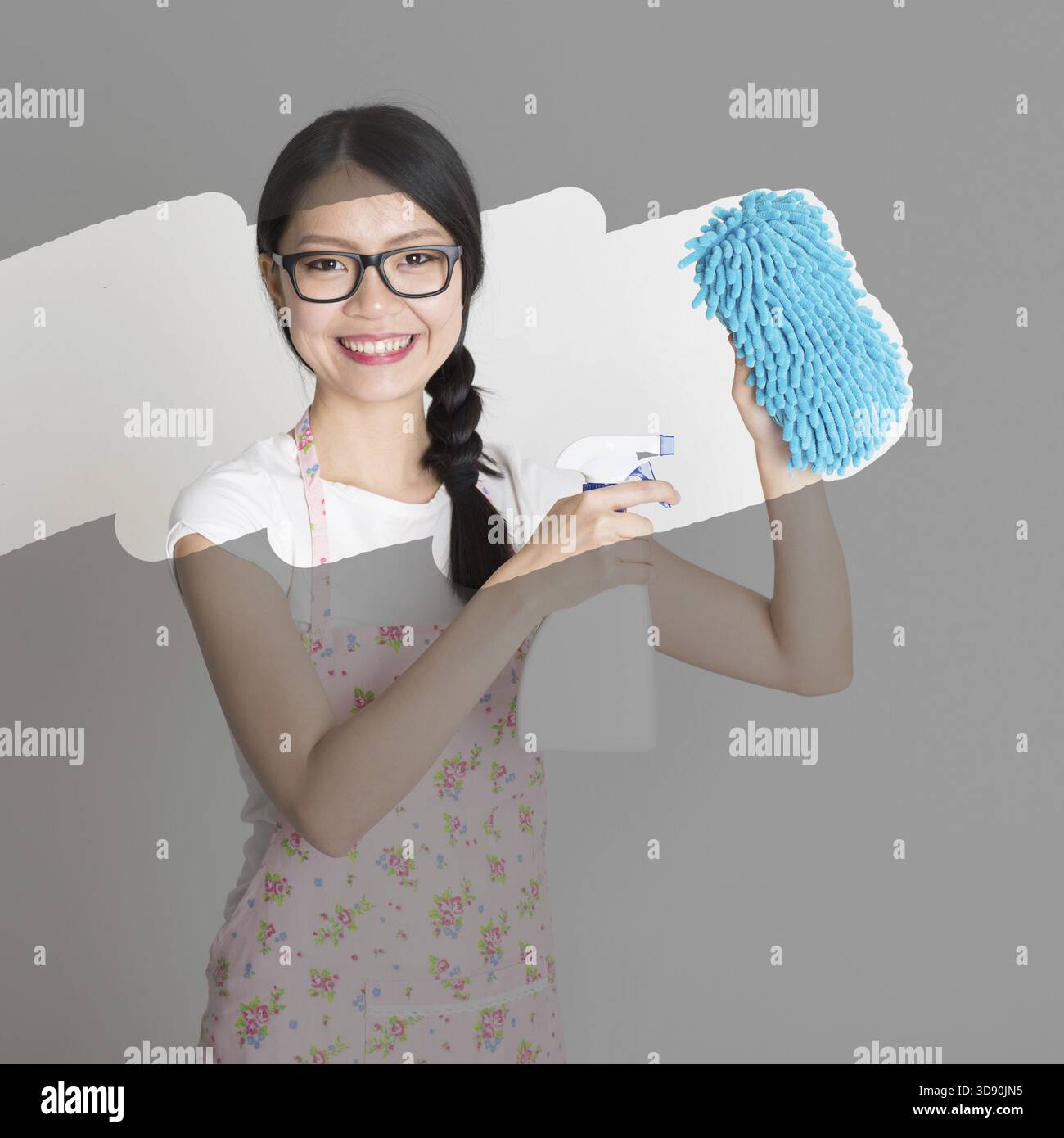 Asiatico giovane donna casalinga pulizia, asciugare sopra il vetro sporco Foto Stock