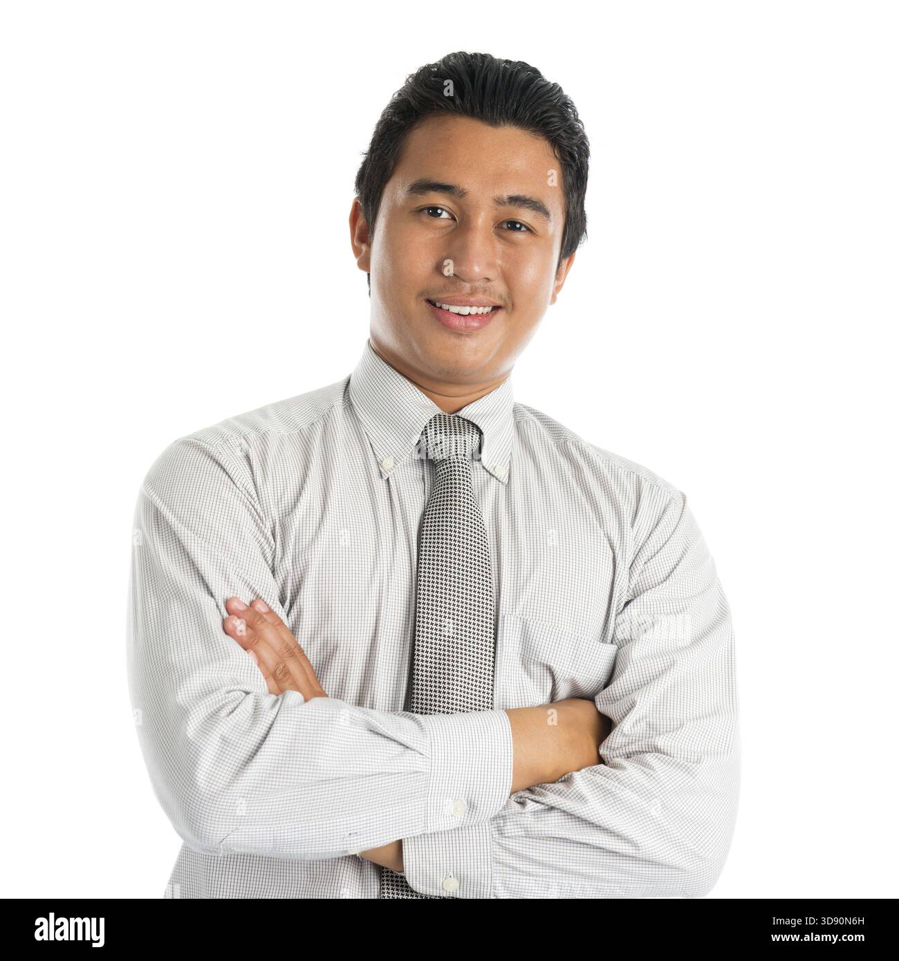Ritratto di un bel giovane asiatico in un abbigliamento informale, sorridente con le braccia incrociate, isolato su sfondo bianco Foto Stock