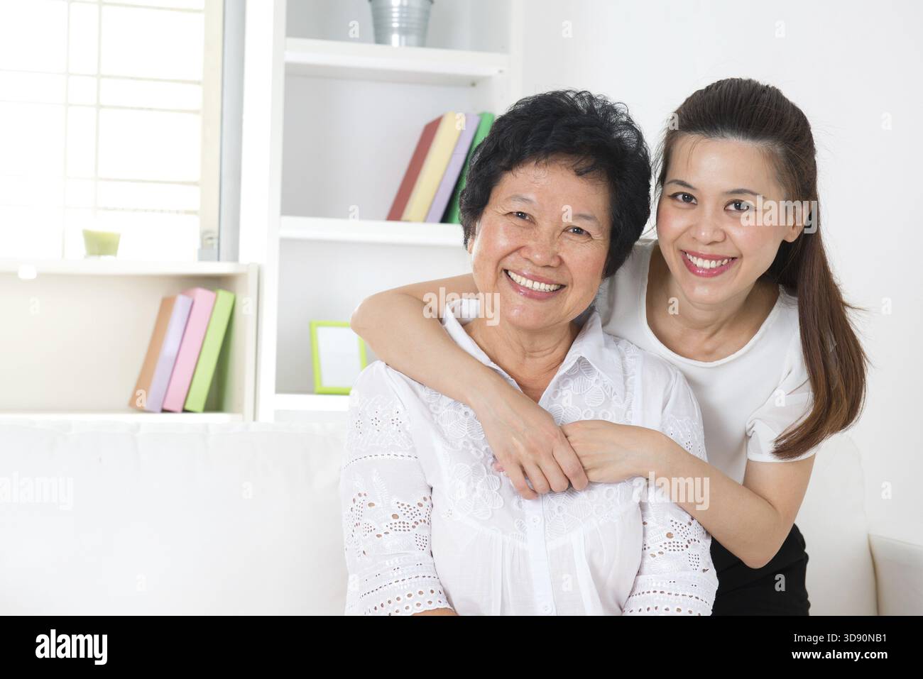 Donna anziana e figlia. Famiglia asiatica felice madre anziana e prole adulta che si divertono a casa Foto Stock