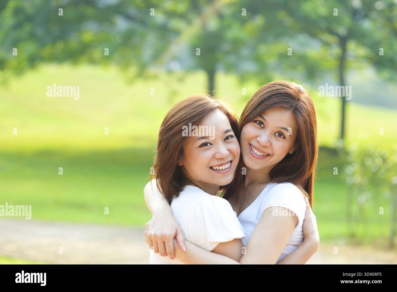 Due allegro Asian Girls divertirsi al parco all'aperto Foto Stock