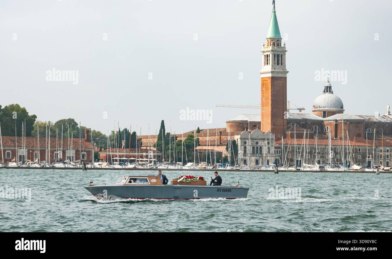 Venezia Italia. Una barca funebre sul Canal grande a Venezia. Foto Stock
