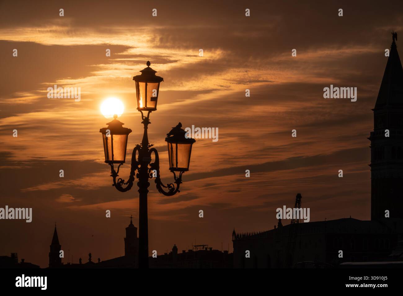 Venezia Italia. Storico lampione al tramonto sul Canal grande. Foto Stock