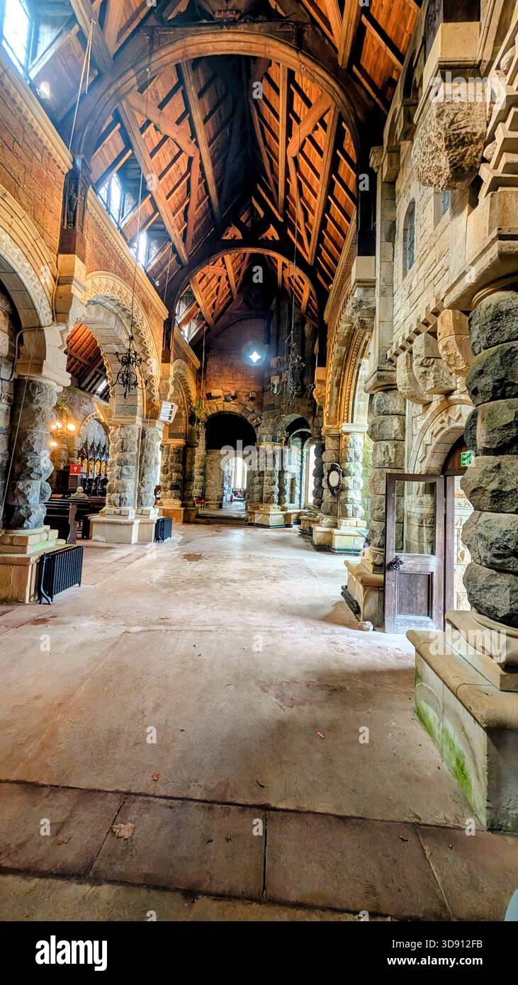 St. Conan's Kirk: Un tranquillo santuario di pietra sulle rive del Loch Awe, dove storia, artigianato e calma delle Highland si incontrano Foto Stock