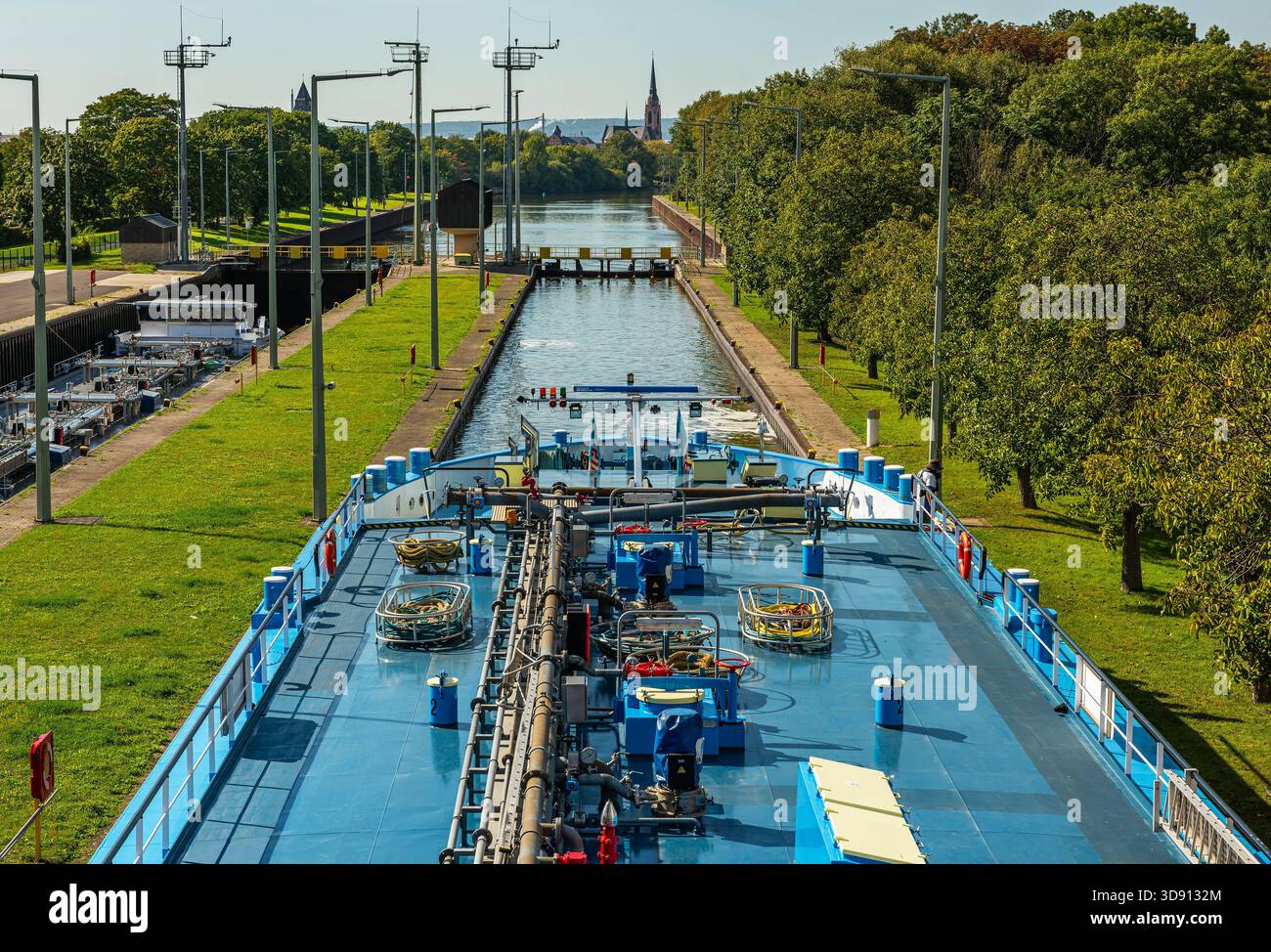 Una nave da carico nella camera di blocco, Francoforte-Griesheim, Assia, Germania Foto Stock