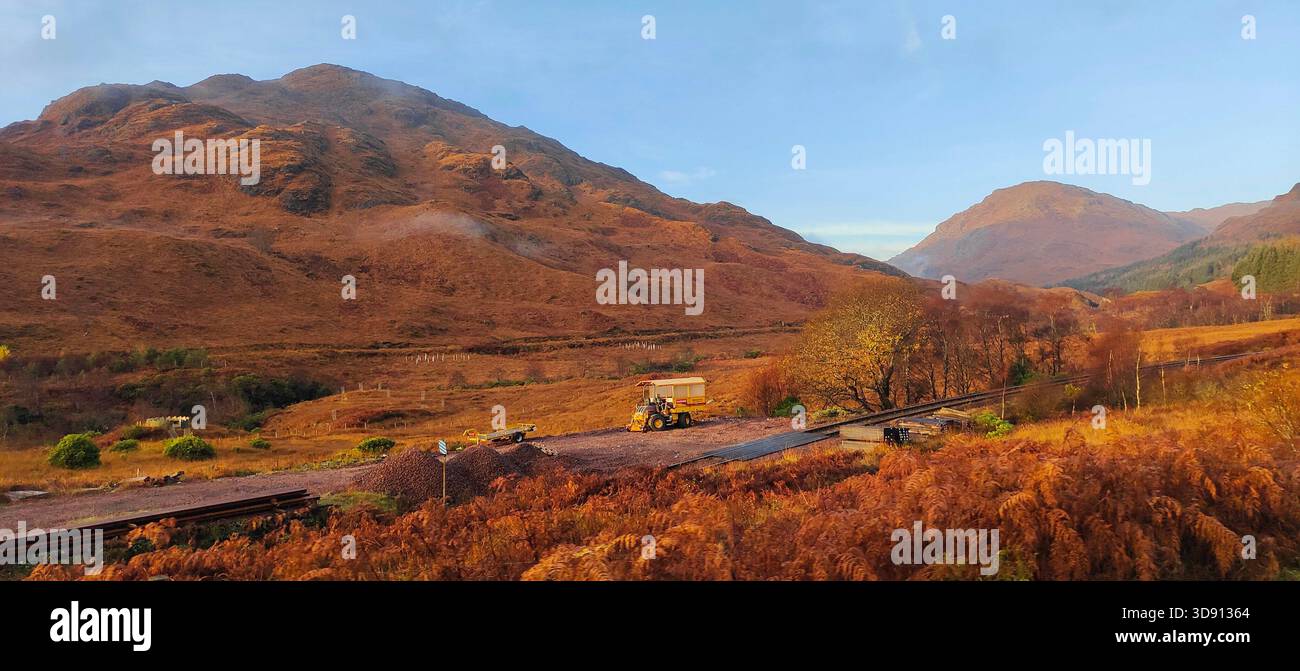 Le colline autunnali che circondano Glenfinnan creano un paesaggio caldo, suggestivo e iconico delle Highland Foto Stock