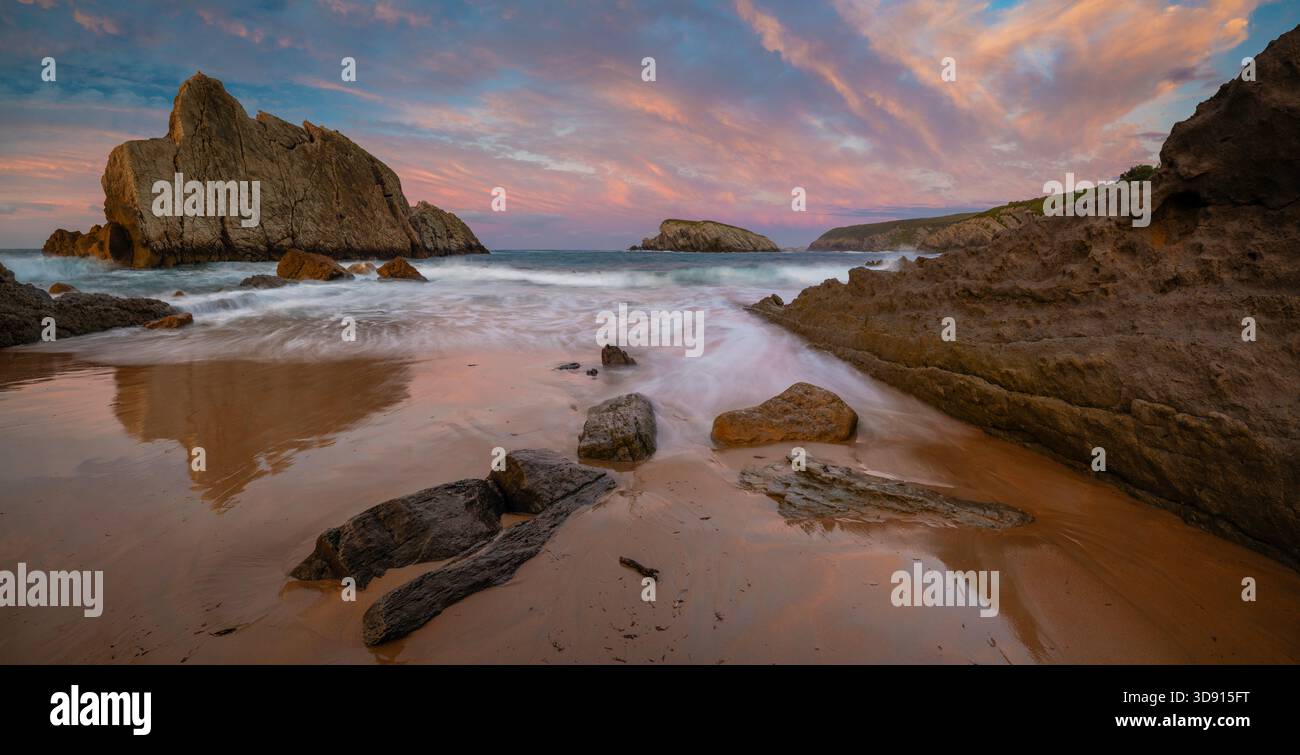 Tramonto spettacolare sulla costa spagnola vicino a Santander e alla spiaggia di Arnía Foto Stock
