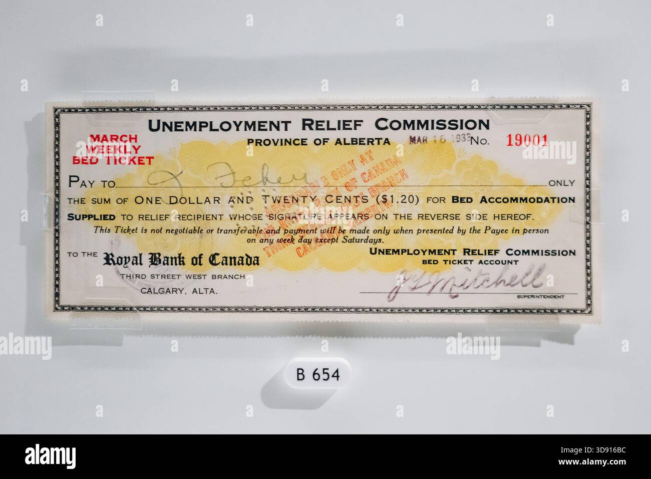 Ottawa, Canada - 13 agosto 2025: Storico biglietto per il letto della Commissione per il sussidio di disoccupazione del 1933 dall'Alberta in mostra al Bank of Canada Museum Foto Stock