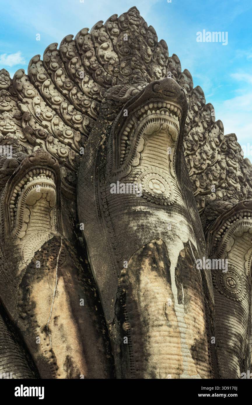 Tema storico religioso che mostra una scultura in pietra arenaria del mitico serpente guardiano con scale nel famoso sito archeologico Khmer a Siem Reap Foto Stock