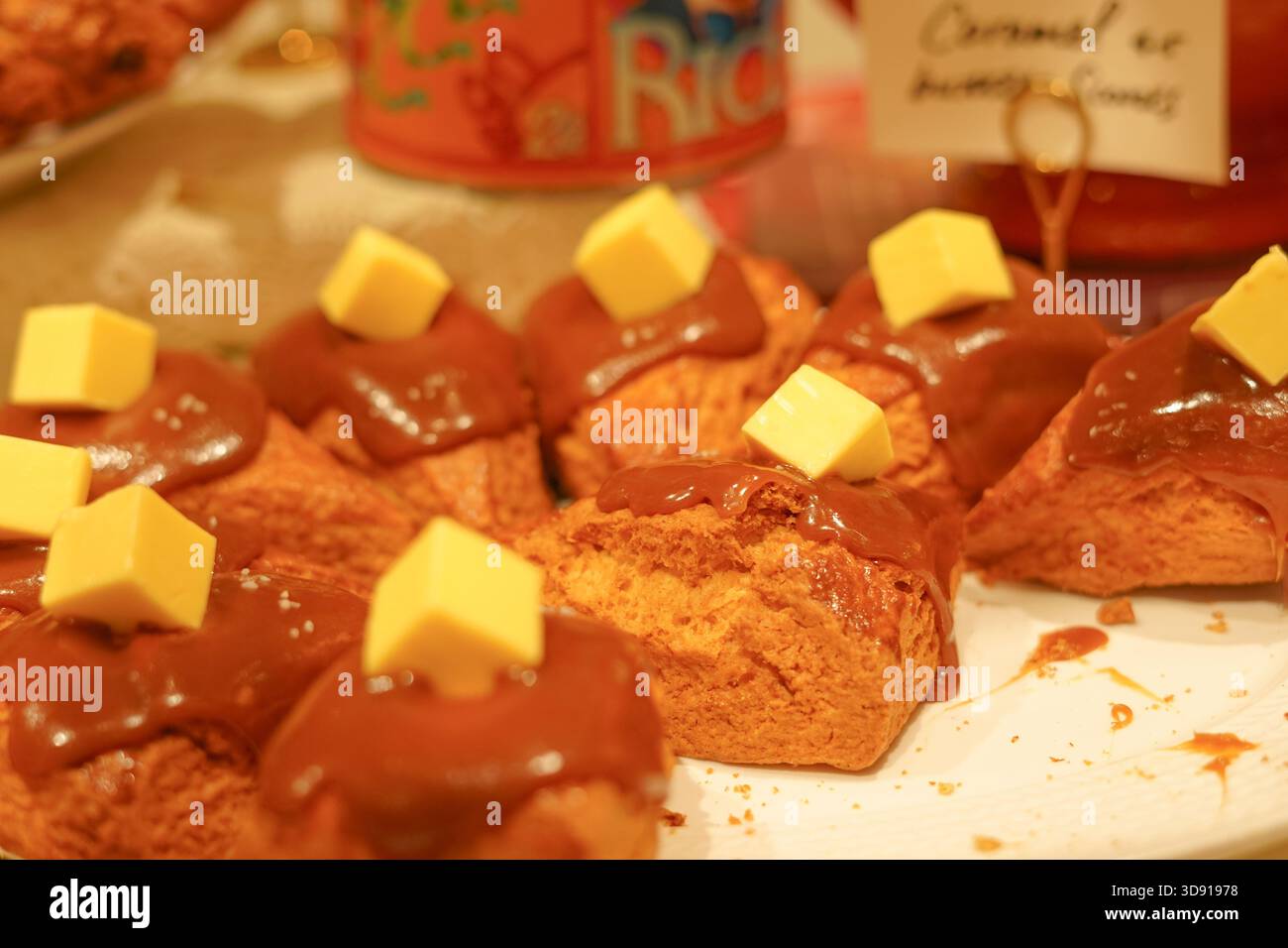 Focaccine dolci condite con salsa al caramello e condite con burro cubico Foto Stock