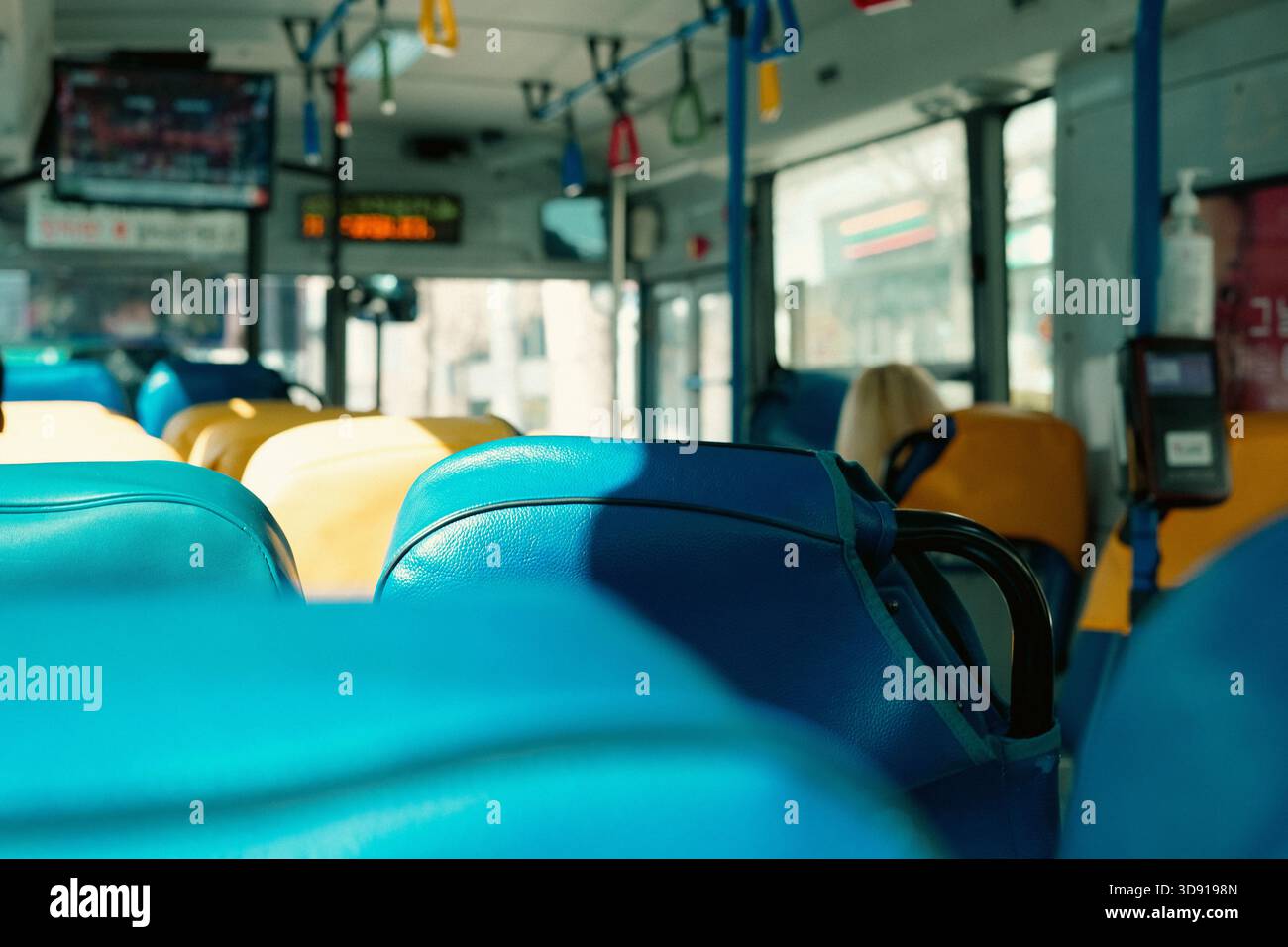 Posti a sedere puliti e interni di un autobus pubblico vuoto a Seoul, Corea Foto Stock