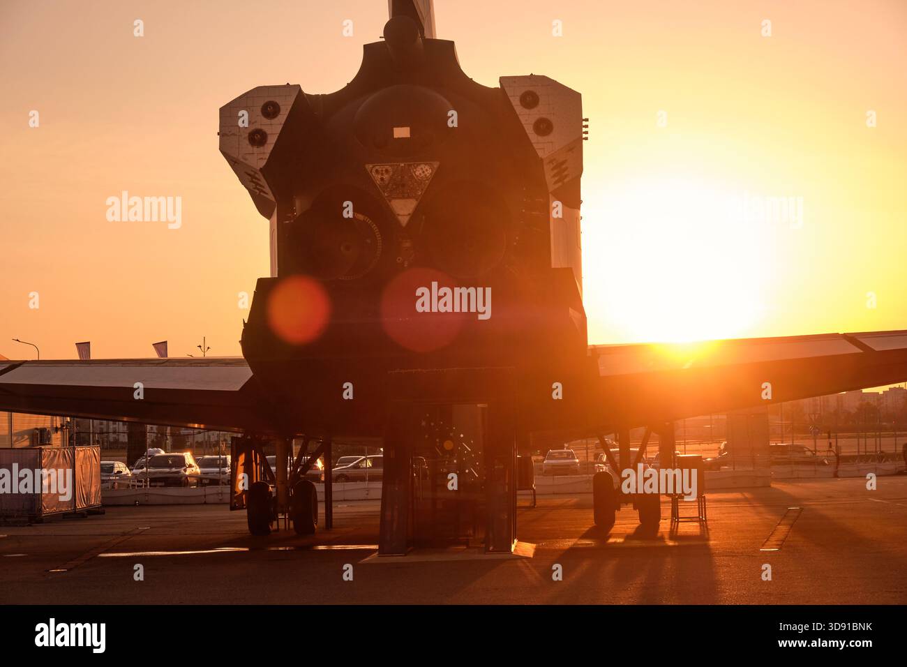 Sirio, Russia - 28 febbraio 2025: La vista romantica del modello a grandezza naturale dello Space Shuttle Buran nei raggi del tramonto in una scienza e A Foto Stock