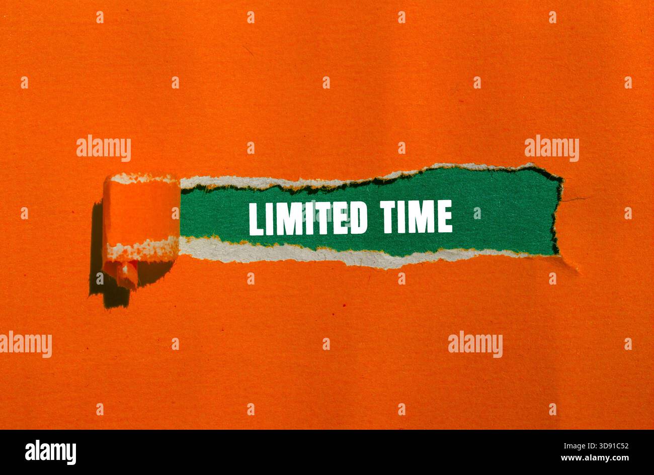 Messaggio per un periodo di tempo limitato scritto su sfondo strappato. Simbolo concettuale a tempo limitato. Copia spazio. Foto Stock