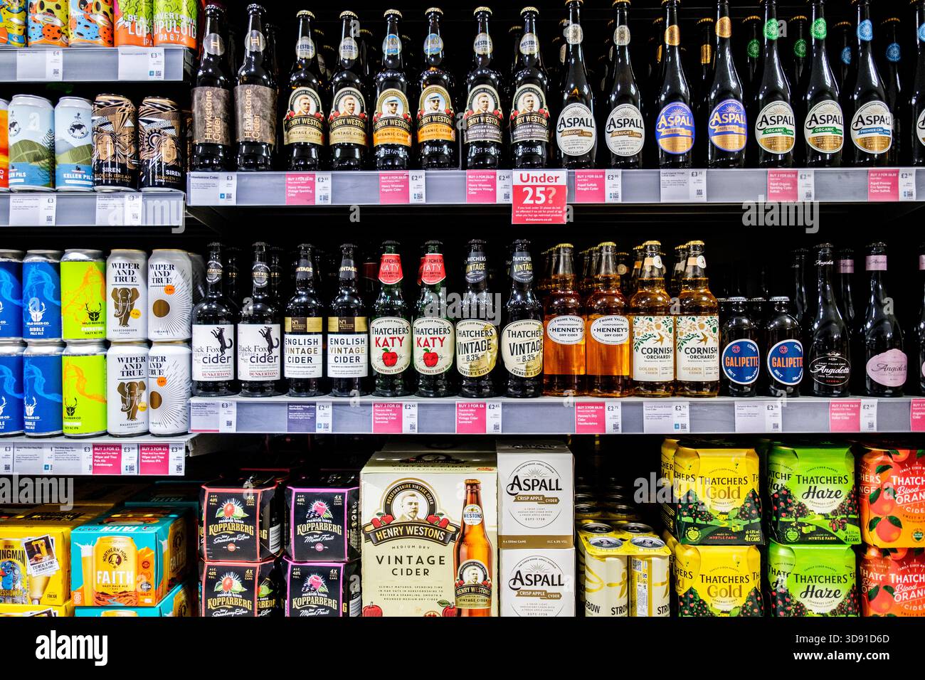 Londra Regno Unito, 02 dicembre 2025, Selezione di bottiglie di sidro alcolico del supermercato Foto Stock