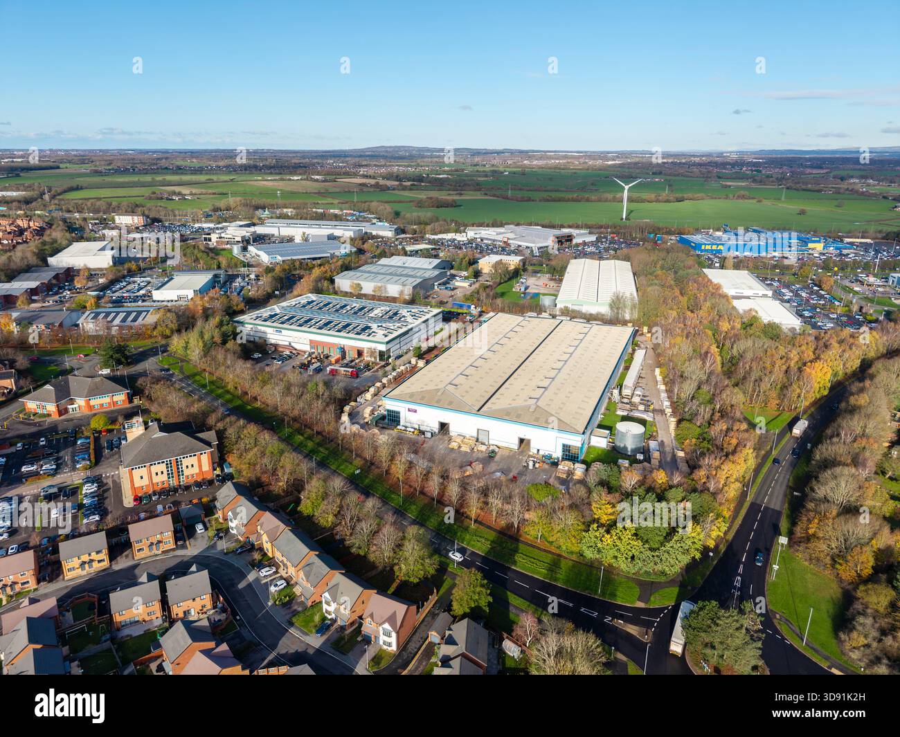 WARRINGTON, CHESHIRE, INGHILTERRA - 17 NOVEMBRE 2025: Gemini Retail Park e case circostanti a Warrington, Cheshire, Inghilterra Foto Stock