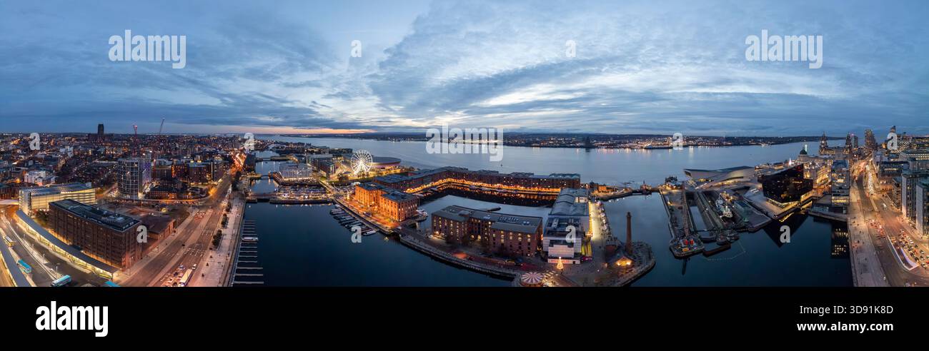 LIVERPOOL, MERSEYSIDE, INGHILTERRA - 21 NOVEMBRE 2025: Un panorama aereo mostra Pier Head di notte con gli edifici illuminati e il lungofiume M. Foto Stock