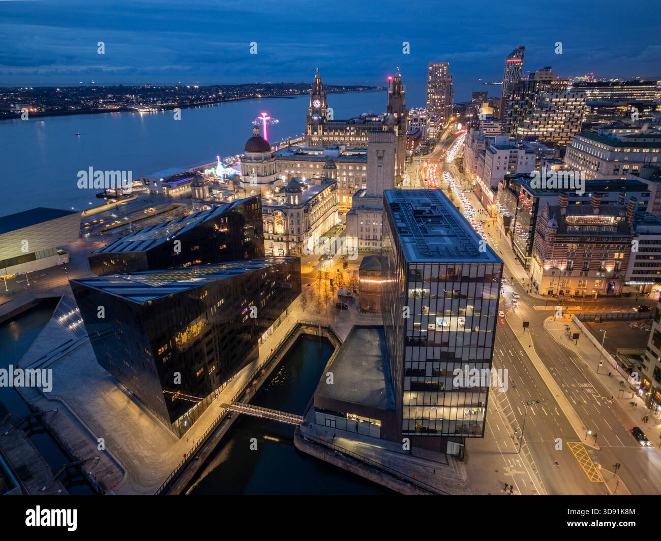 LIVERPOOL, MERSEYSIDE, INGHILTERRA - 21 NOVEMBRE 2025: Vista all'imbrunire dell'Isola di Mann e del lungomare di Pier Head, Liverpool, Inghilterra Foto Stock