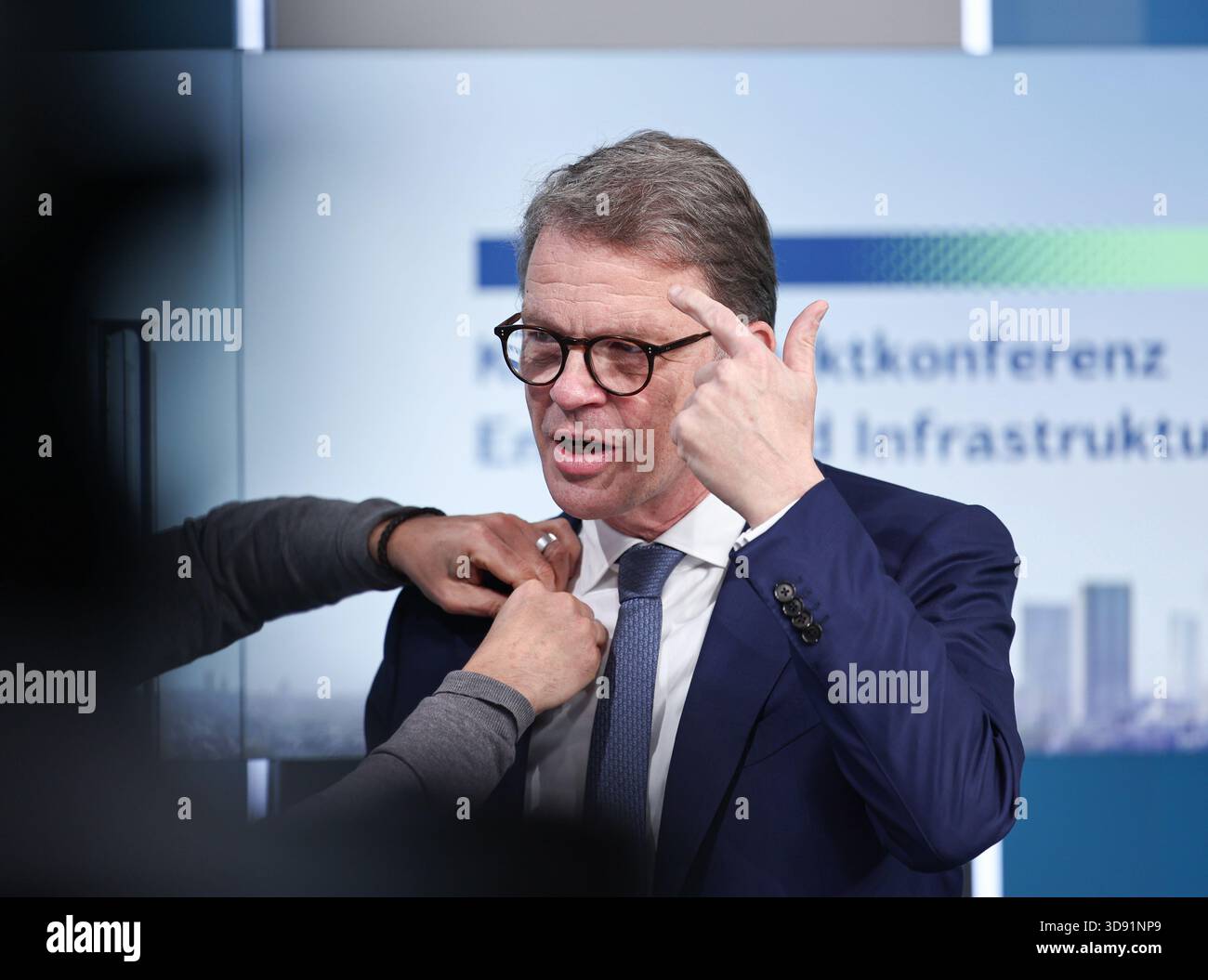 3 dicembre 2025, Assia, Francoforte sul meno: Christian Sewing (l), CEO di Deutsche Bank, gesti alla conferenza "energia e infrastrutture" sul mercato dei capitali. Foto: Hannes P. Albert/dpa Foto Stock
