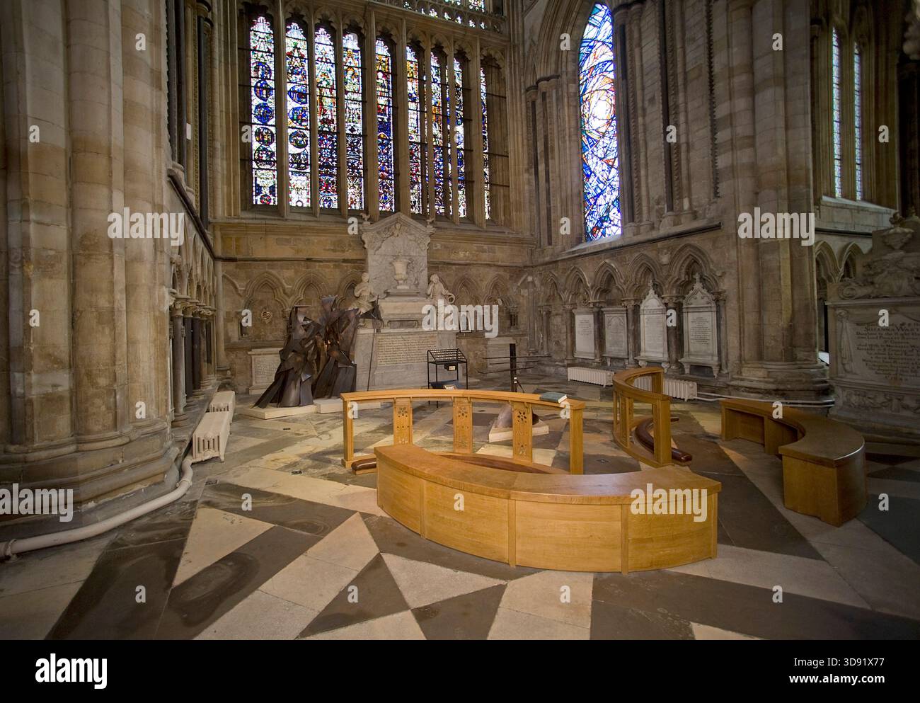Beverley Minster, East Yorkshire, è una delle chiese gotiche più belle d'Europa e un capolavoro di architettura medievale. Iniziata intorno al 1120 come chiesa collegiata agostiniana in sostituzione di un precedente monastero anglosassone fondato da San Giovanni di Beverley, fu in gran parte ricostruita 1220–1420 in radioso stile inglese primitivo, decorato e perpendicolare. Famosa per le sue torri occidentali gemelle, le squisite incisioni in pietra del XIV secolo (compresi angeli musicali e menestrelli), l'imponente navata e l'unica gru a ruota del XVI secolo ancora in situ, rivaleggia con molte cattedrali in scala e bellezza. Un luogo di pellegrinaggio Foto Stock