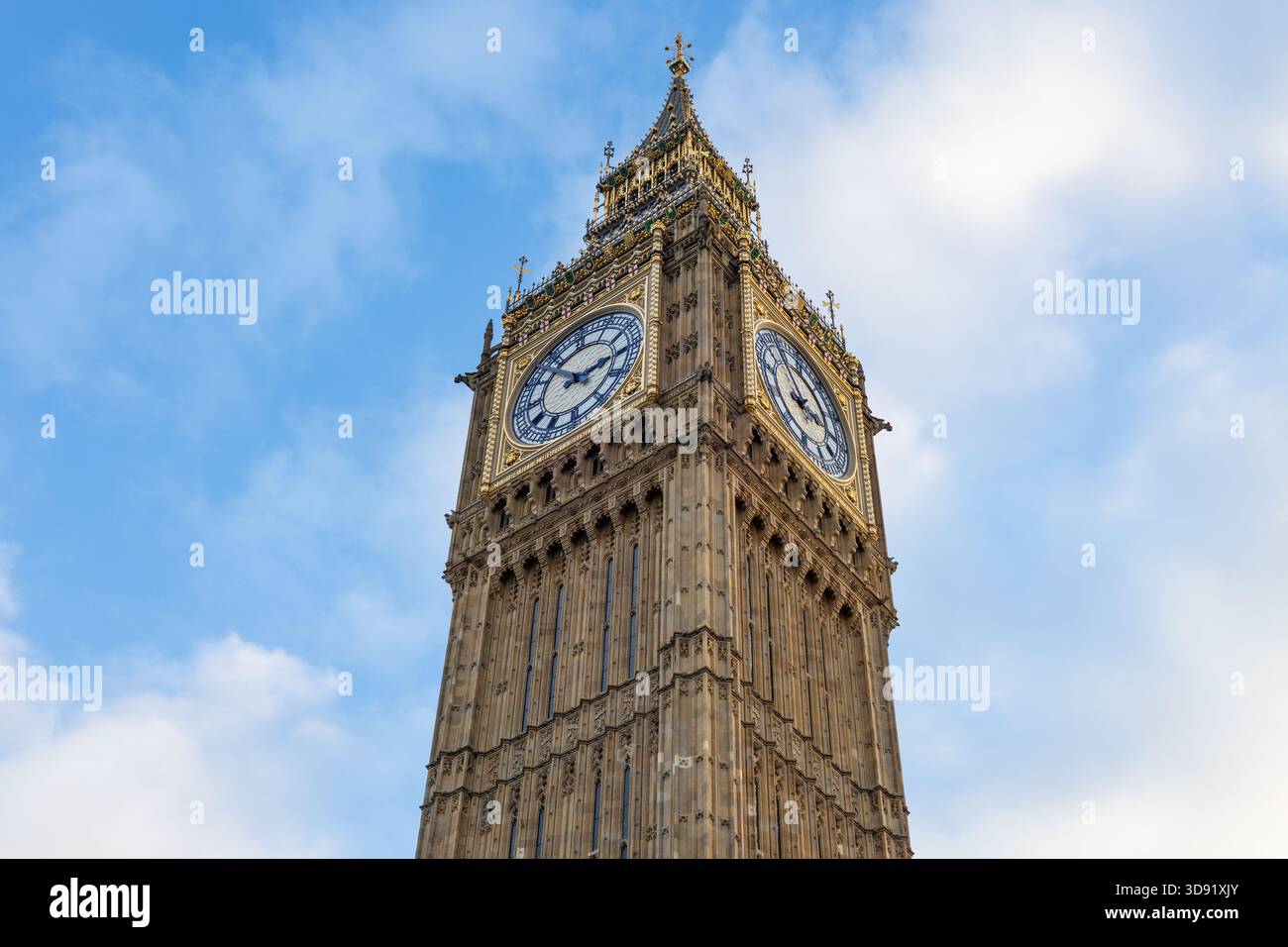 Big Ben Clock Tower contro Blue Sky a Londra Foto Stock