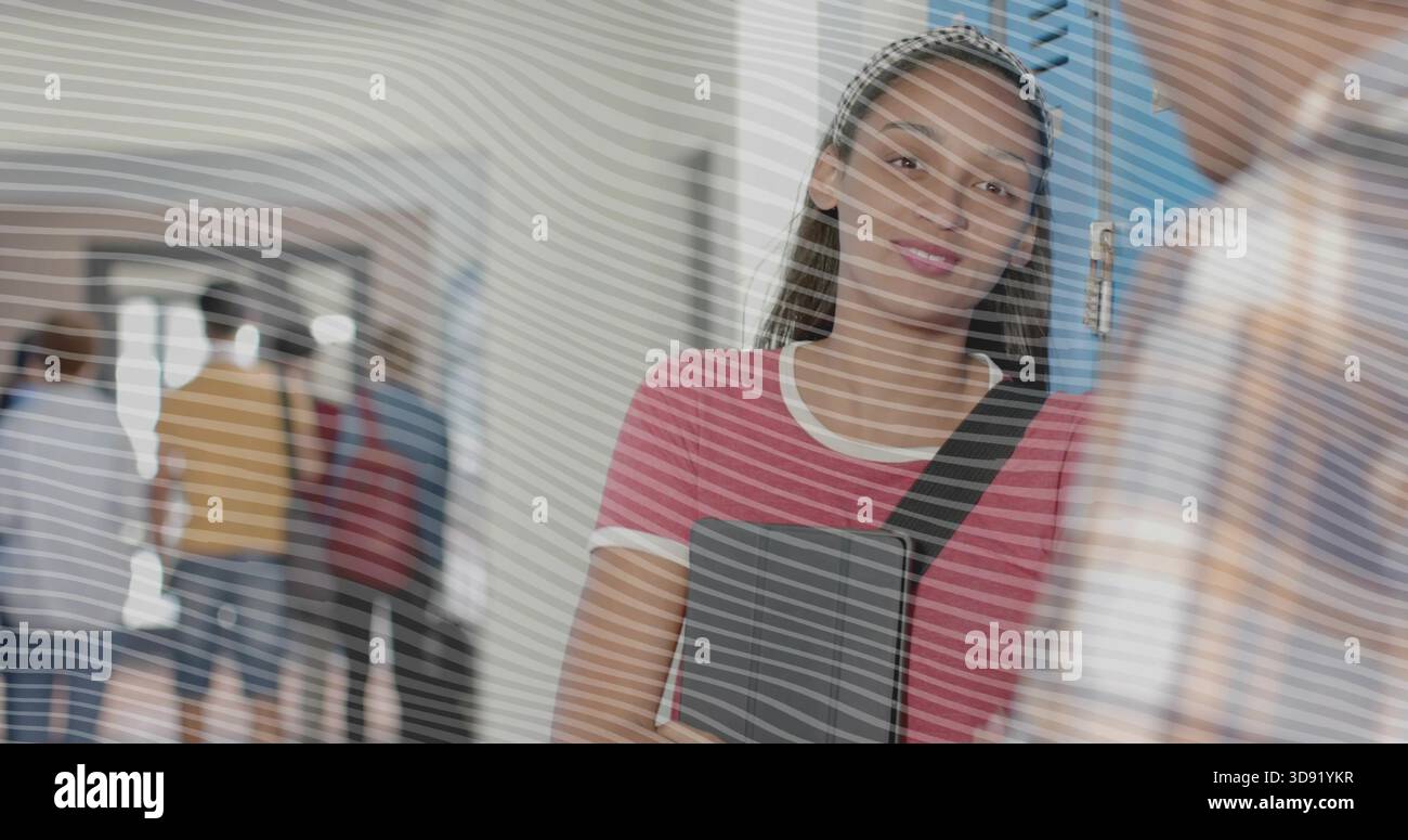 Studentessa pendente con legante grigio, T-shirt rosa e tracolla da armadietti blu per la scuola Foto Stock