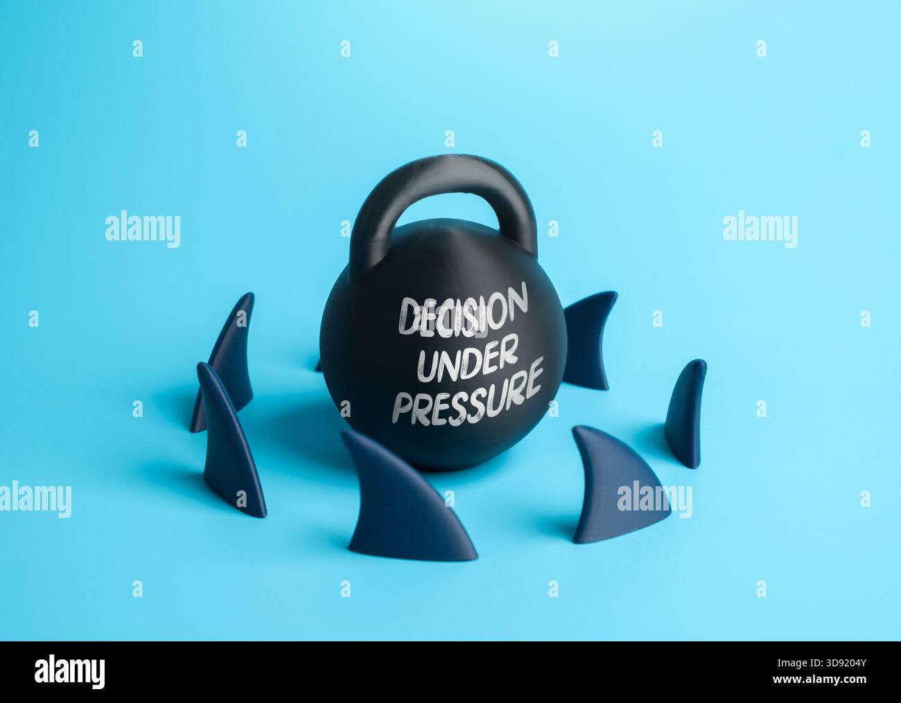 Decisioni sotto pressione. Un peso circondato da pinne di squalo. Sfide di leadership, gestione del rischio, strategia di crisi e pressione psicologica. Foto Stock