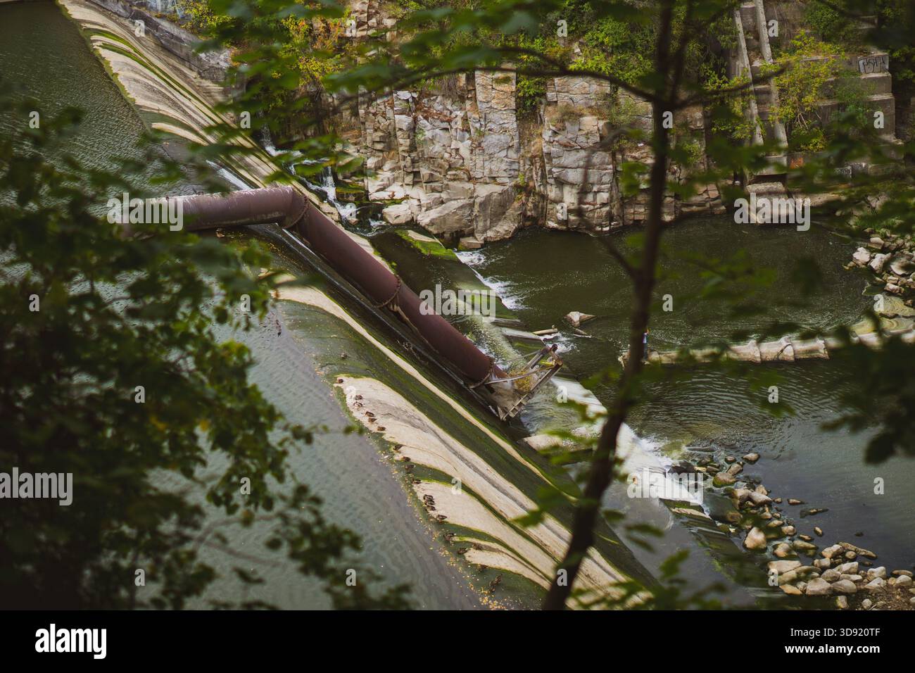 Vista della diga da un'alta roccia nella foresta Foto Stock