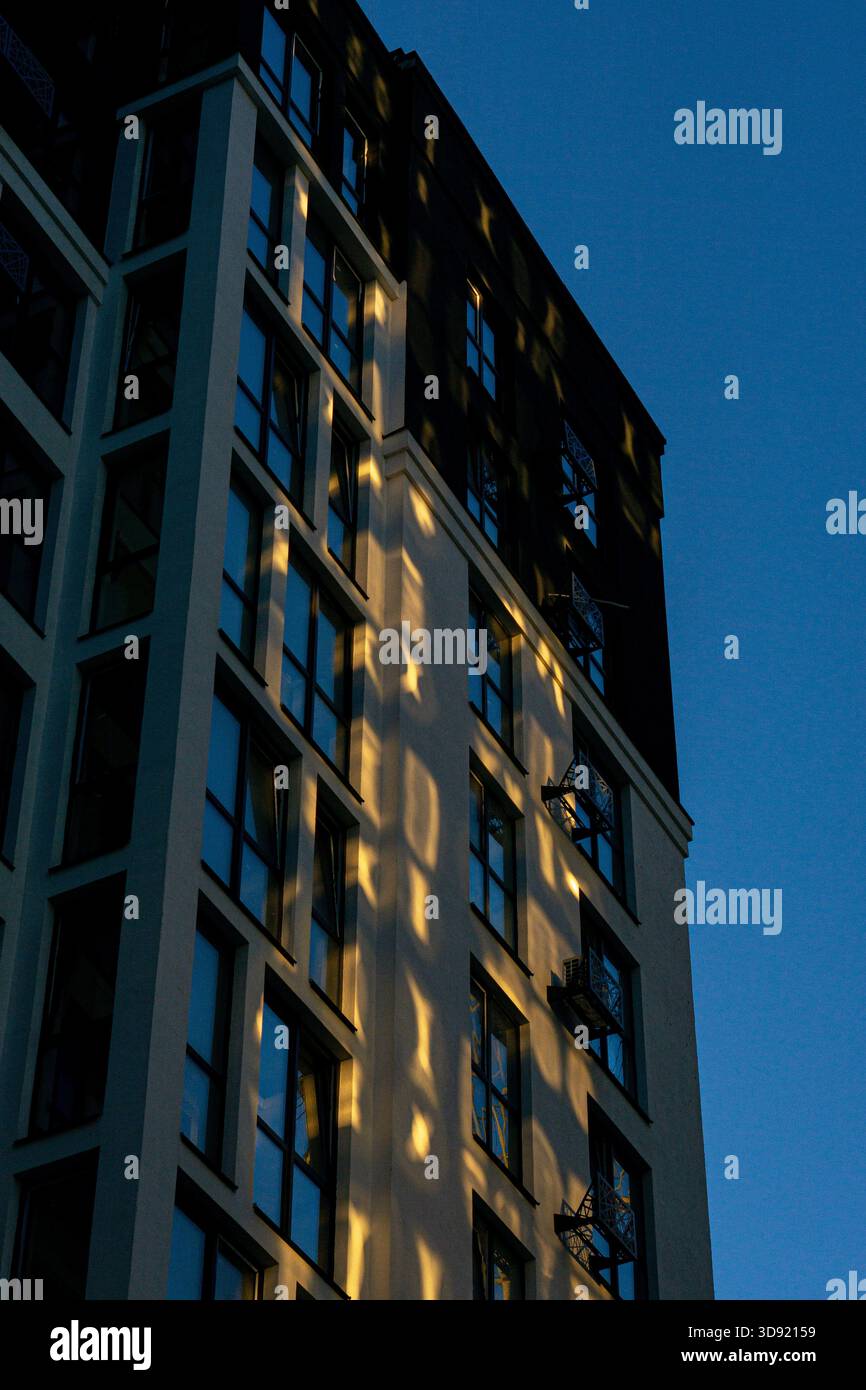 Sentieri luminosi su un alto edificio della città Foto Stock