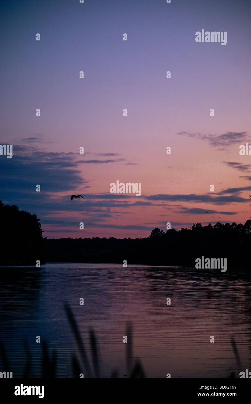 Tramonto sul fiume, toni caldi Foto Stock