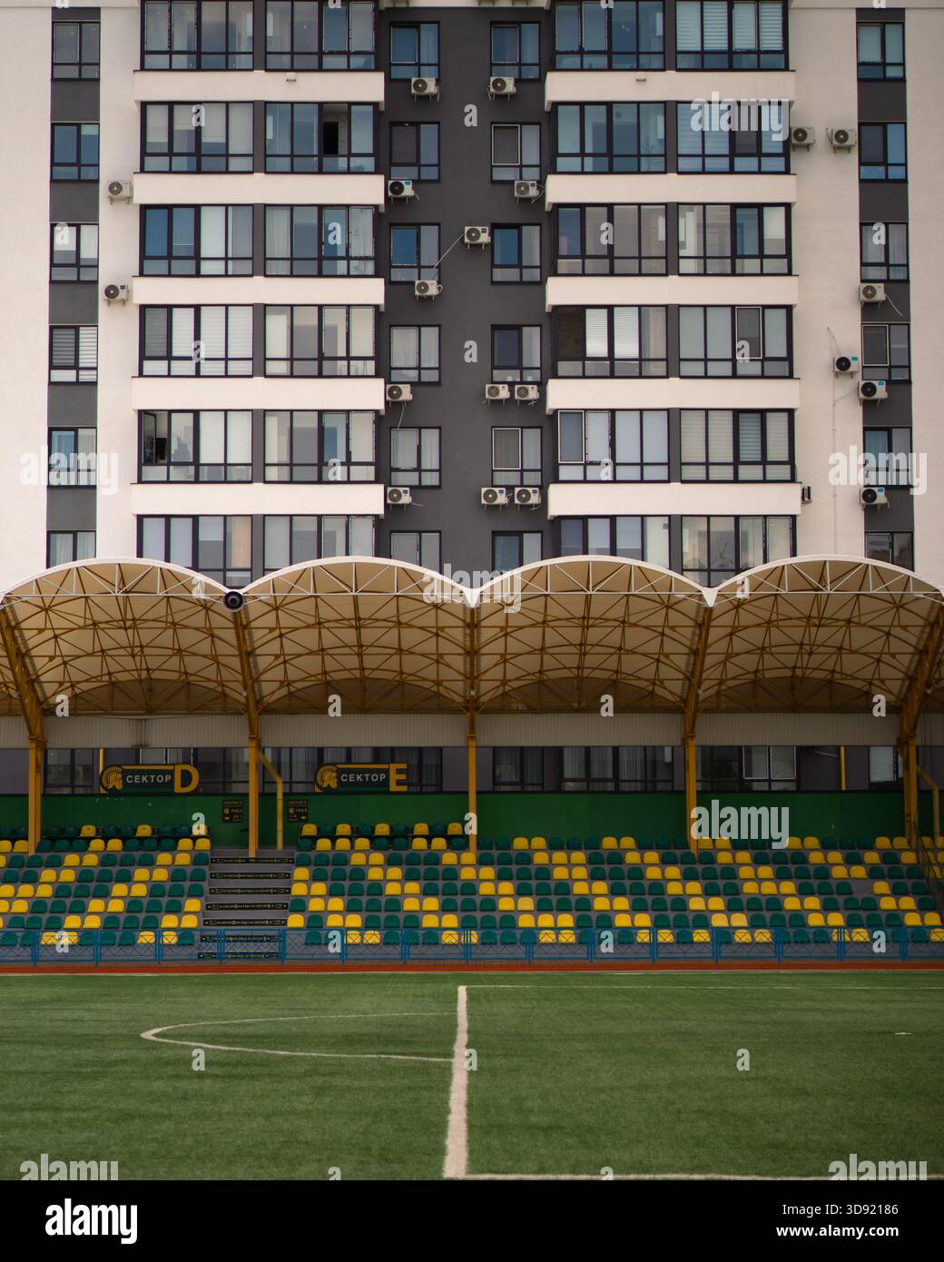 Stadio locale con una casa sullo sfondo Foto Stock