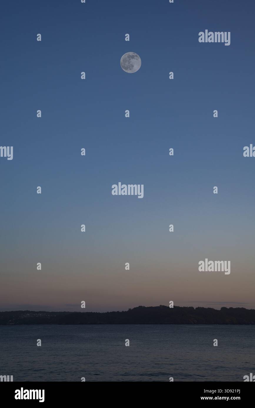 15 agosto 2021 - Spagna: Luna piena su un cielo azzurro e limpido, sulla costa della Galizia, Spagna Foto Stock