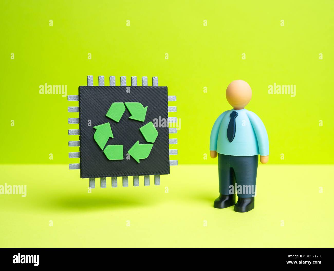 Uomo d'affari e chip con simbolo di riciclaggio. Riciclaggio commerciale di componenti elettronici. Metalli preziosi ed elementi di terre rare. Rappresentante Sustainability Foto Stock