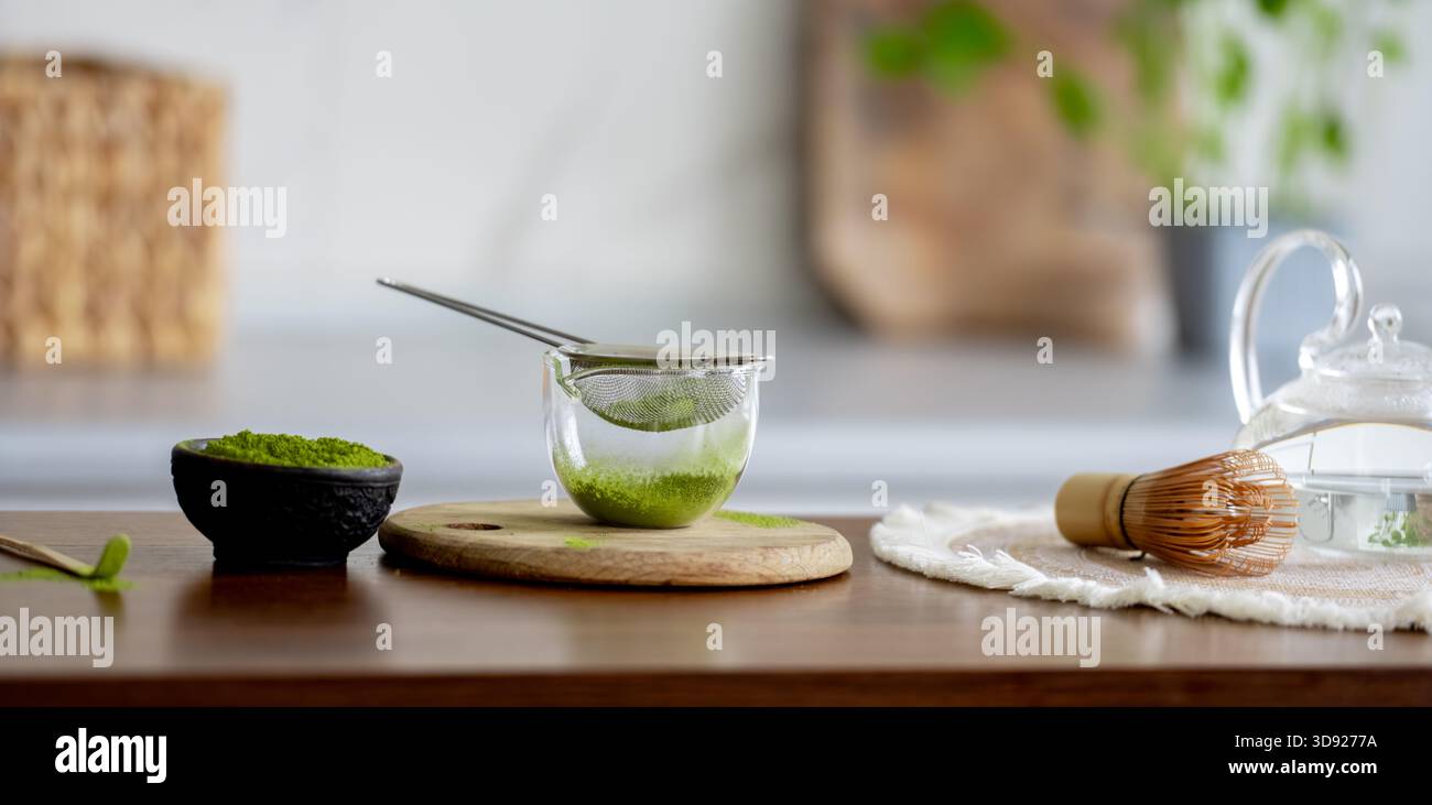 Tè Matcha e accessori per il caffè sul tavolo Foto Stock