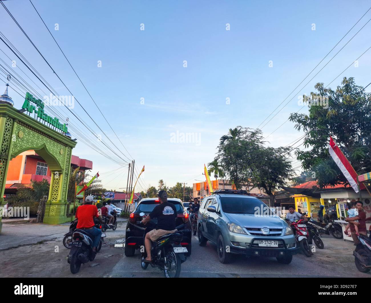 Duri, Riau, Indonesia - 1 marzo 2025: La folla quando le persone acquistano takjil nel pomeriggio o ngabuburit durante il mese di Ramadhan. Foto Stock