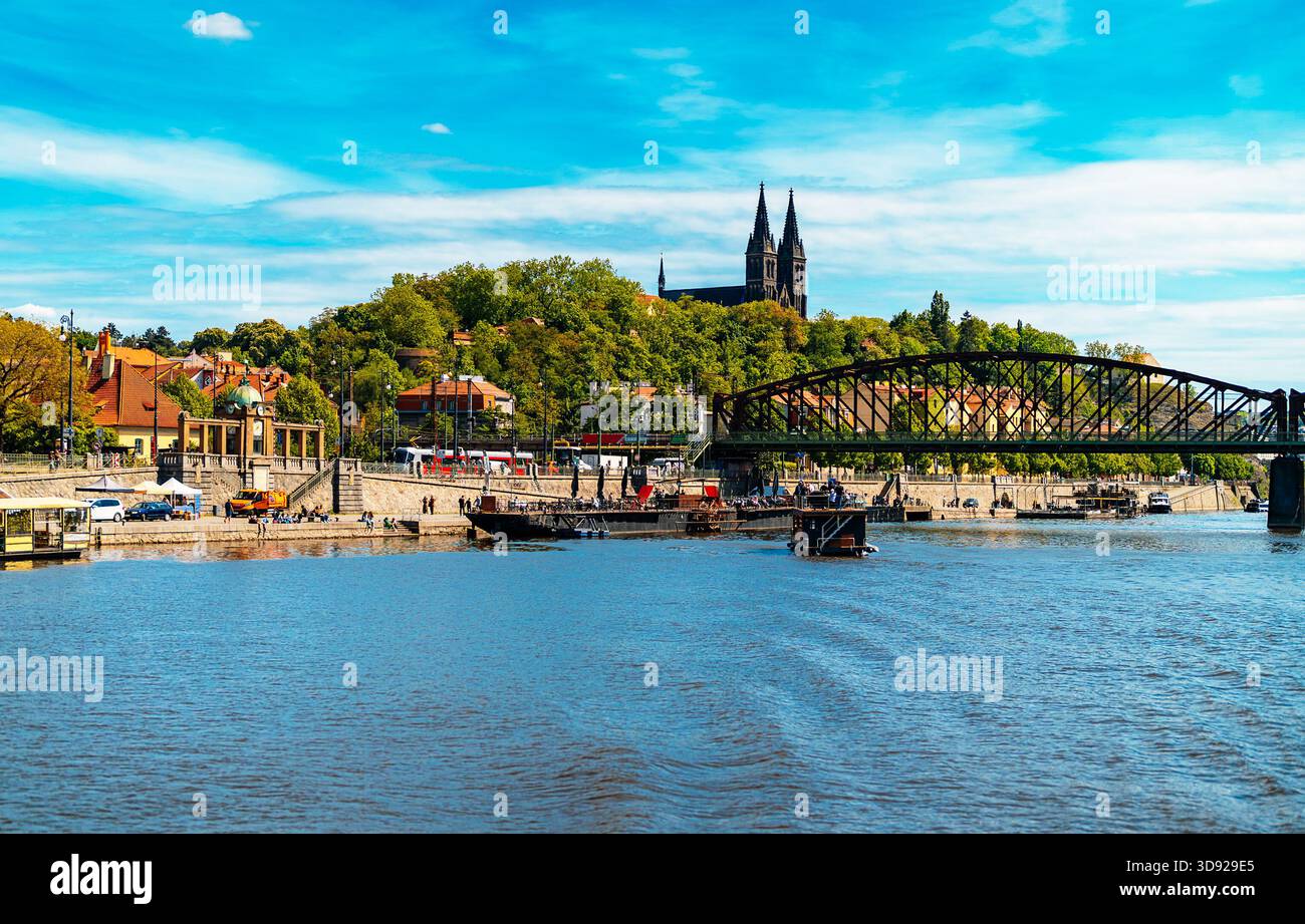 Ponte ad arco in acciaio sul fiume Moldava vicino alla basilica di Vysehrad. Foto Stock