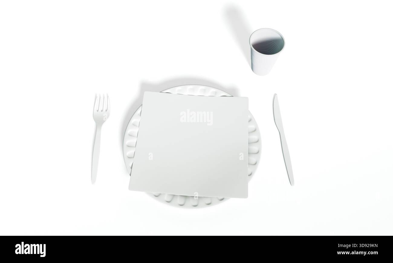 Scheda quadrata vuota posizionata su un piatto con forchetta di plastica, coltello e tazza disposti intorno ad esso. Pulizia del mockup 3D isolato dalla vista superiore. Foto Stock