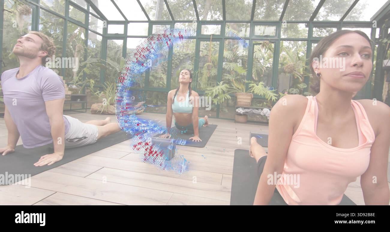Praticare il trio yoga tenendo le retrovie in serra con tappeti neri, vasca di pesca, turbolenza di particelle Foto Stock