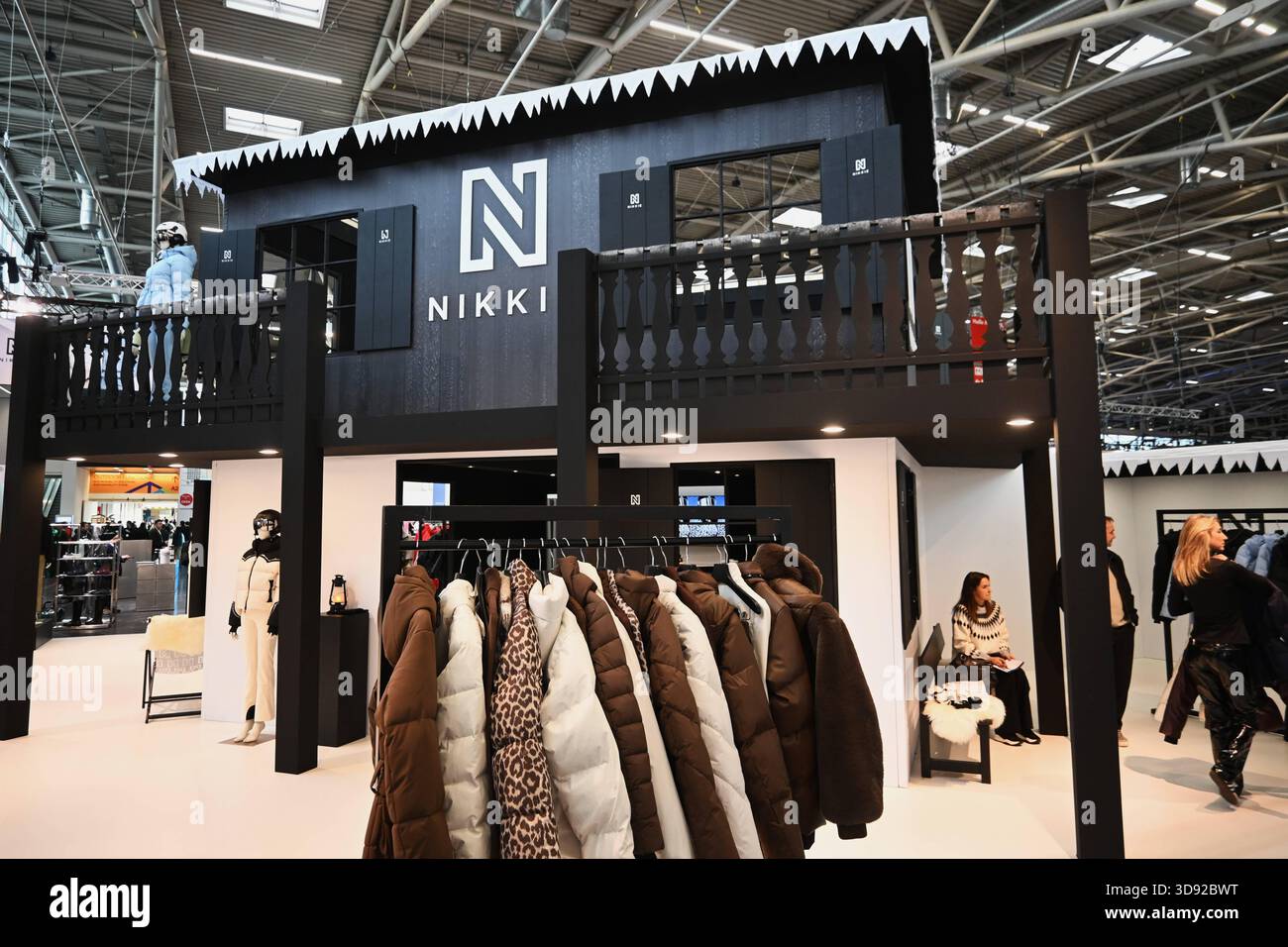Die ISPO, Internationale Fachmesse und weltgrösste jährliche Multi-Segment-Messe für Sportartikel und Sportmode auf der Messe München. Foto: ISPO 2025, Messestand von Nikki Fashion *** ISPO, Fiera Internazionale e la più grande fiera annuale multisegmento del mondo per articoli sportivi e moda sportiva presso Messe München Photo ISPO 2025, stand Nikki Fashion Foto Stock