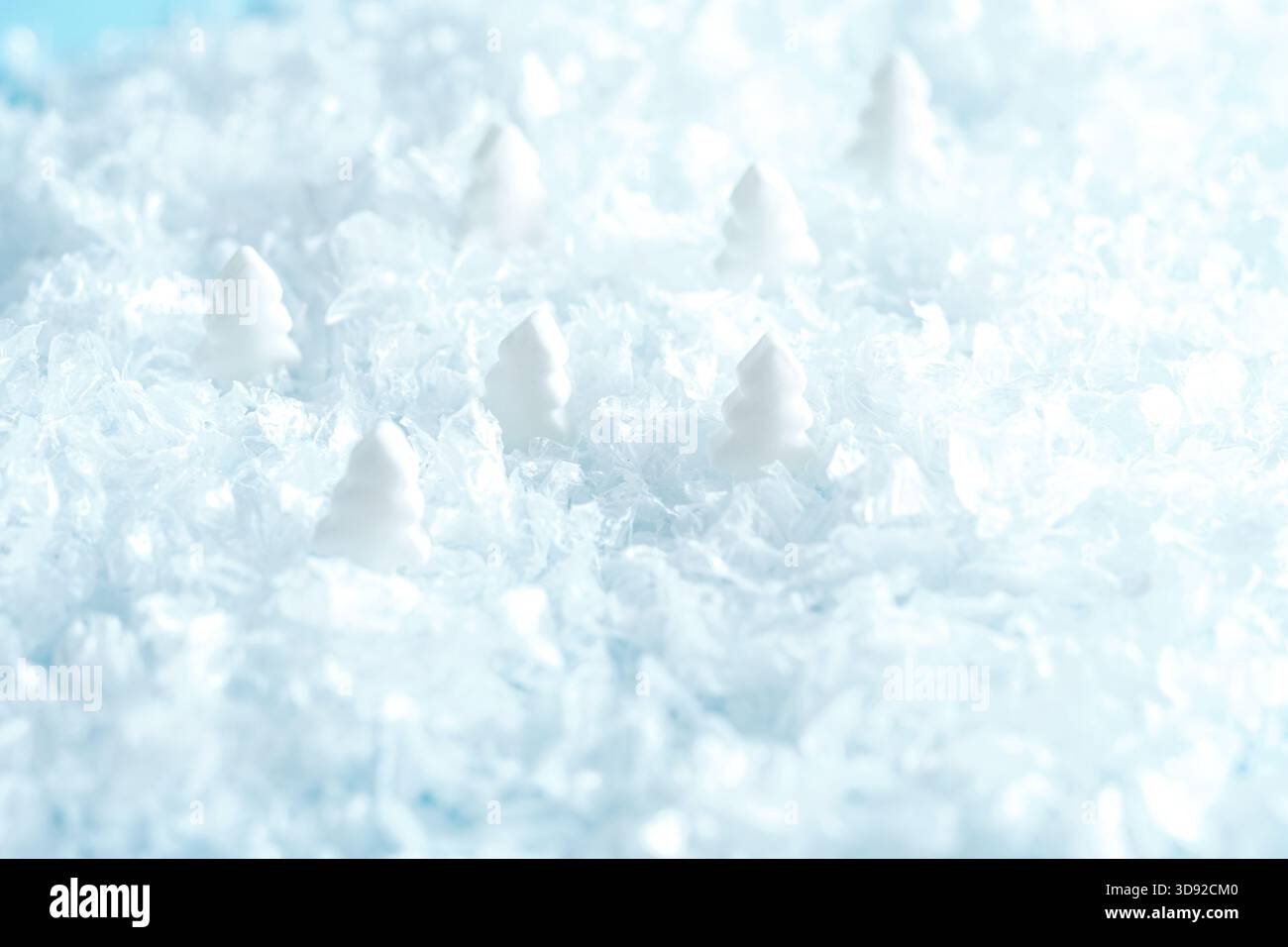 Primo piano di neve ghiacciata con tonalità blu fredde e formazioni ghiacciate simili a quelle cristalline. Sfocatura e messa a fuoco selettiva Foto Stock