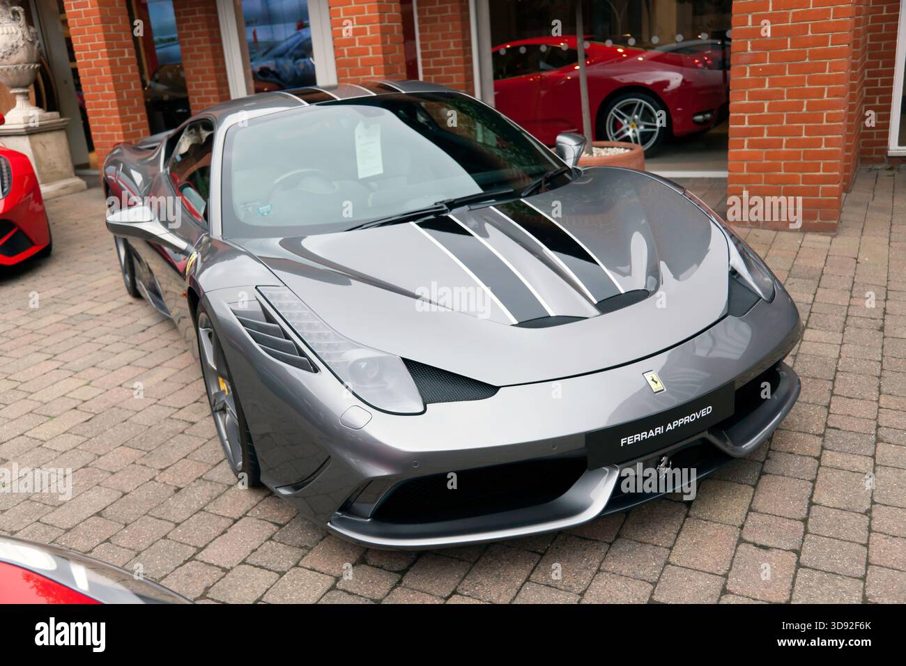 Vista frontale di tre quarti di una Ferrari 2014, 458 speciale, sul piazzale degli showroom Meridien Modena Ferrari, High St, Lyndhurst 77, New Forest, Foto Stock